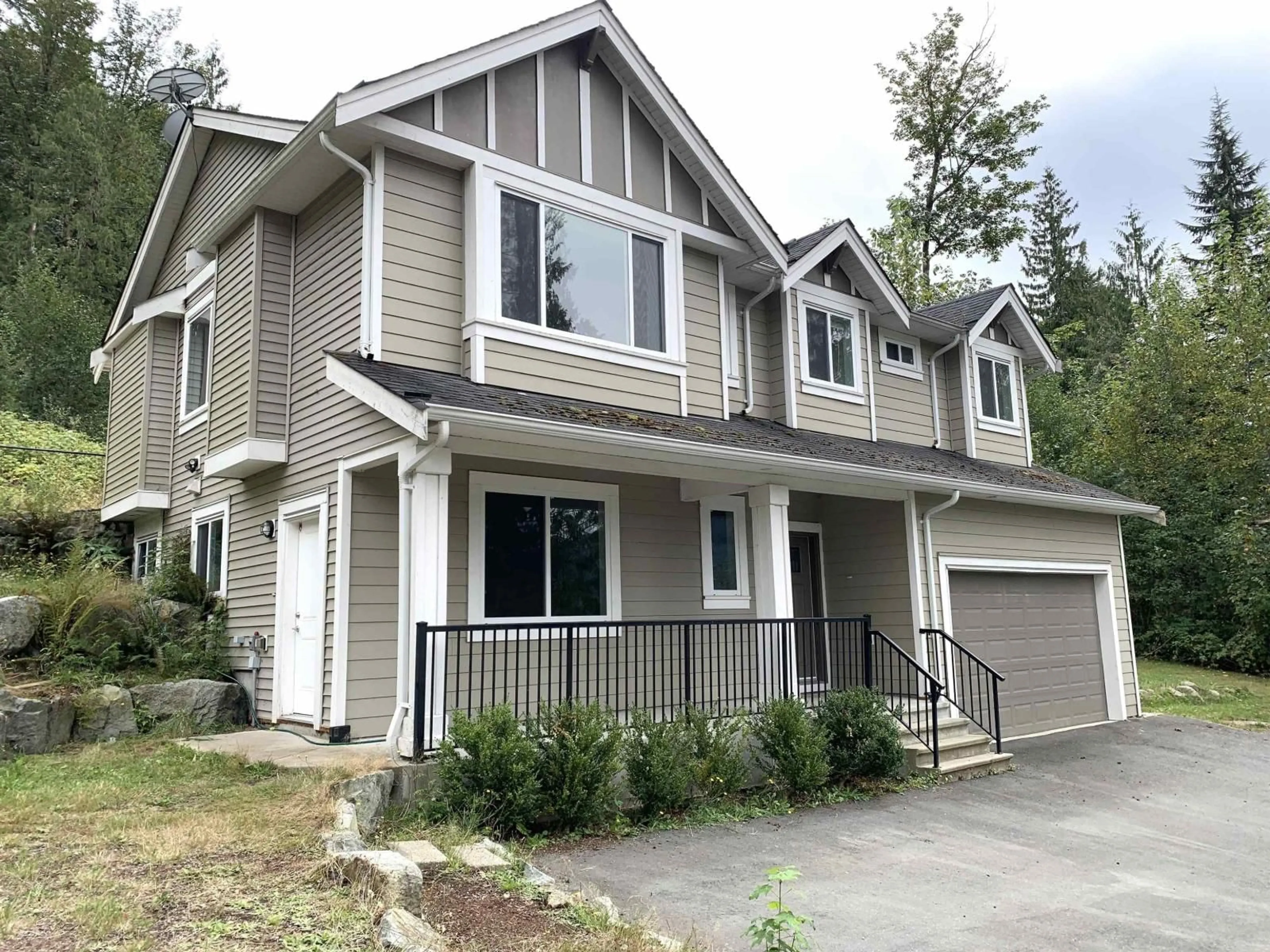 Home with vinyl exterior material, street for 10710 SYLVESTER ROAD, Mission British Columbia V2V4J1