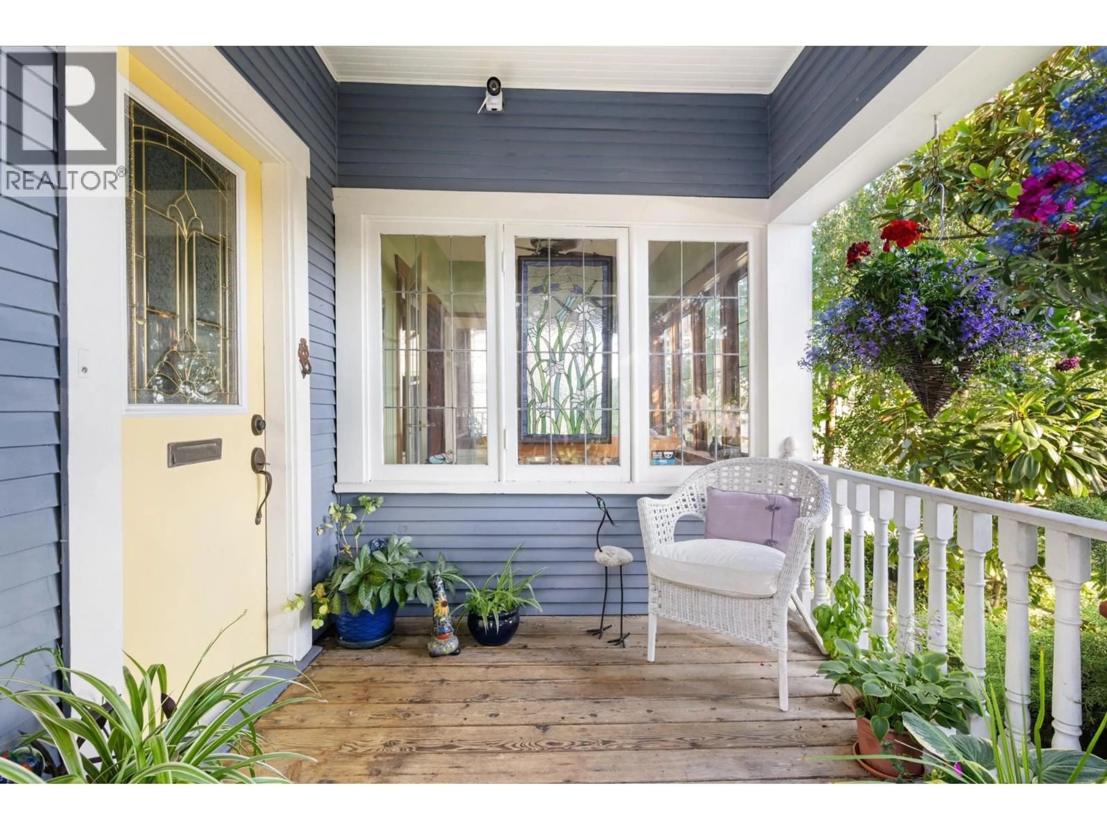 Indoor entryway for 207 EIGHTH STREET, New Westminster British Columbia V3M3P8