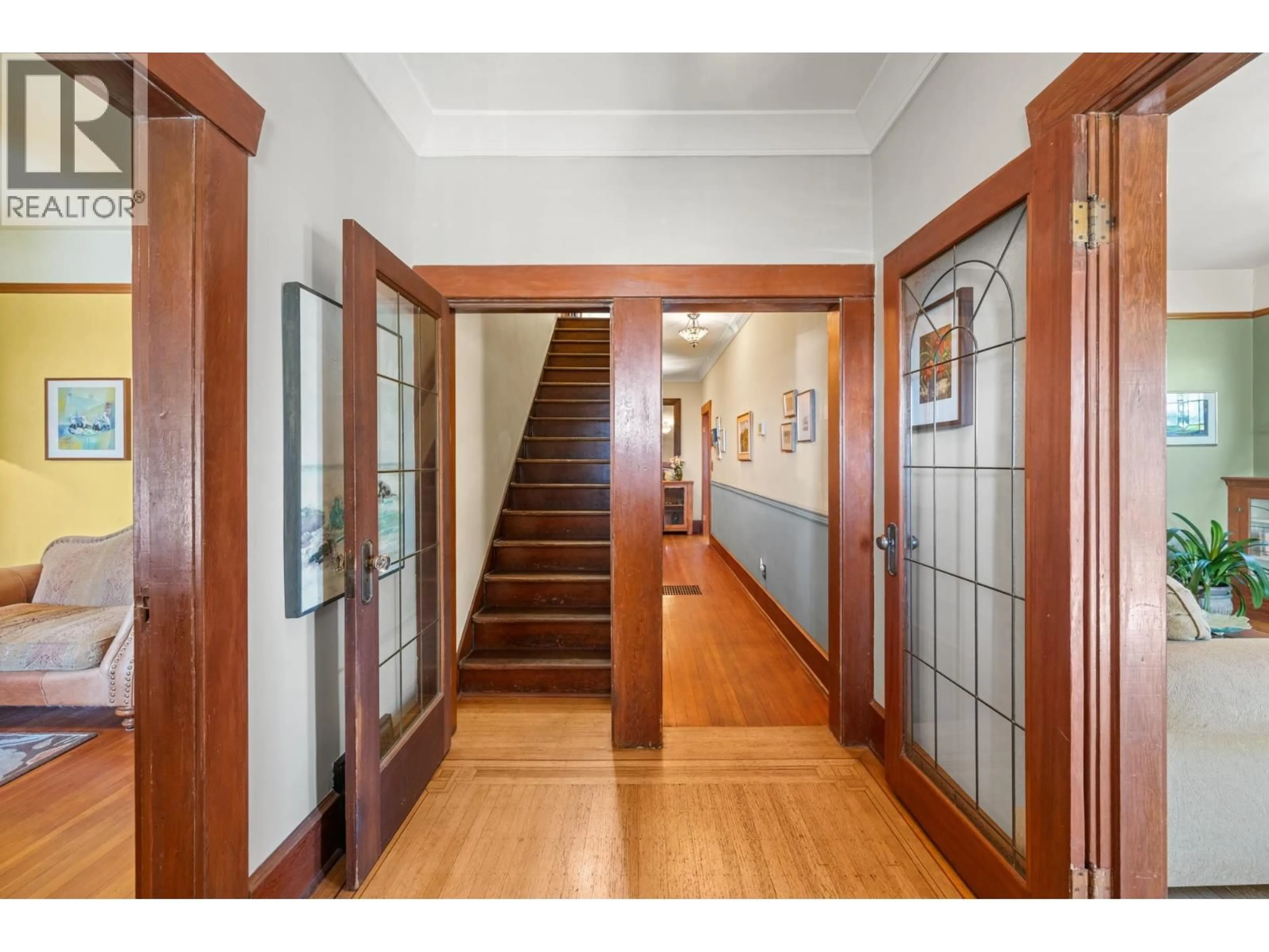 Indoor foyer for 207 EIGHTH STREET, New Westminster British Columbia V3M3P8