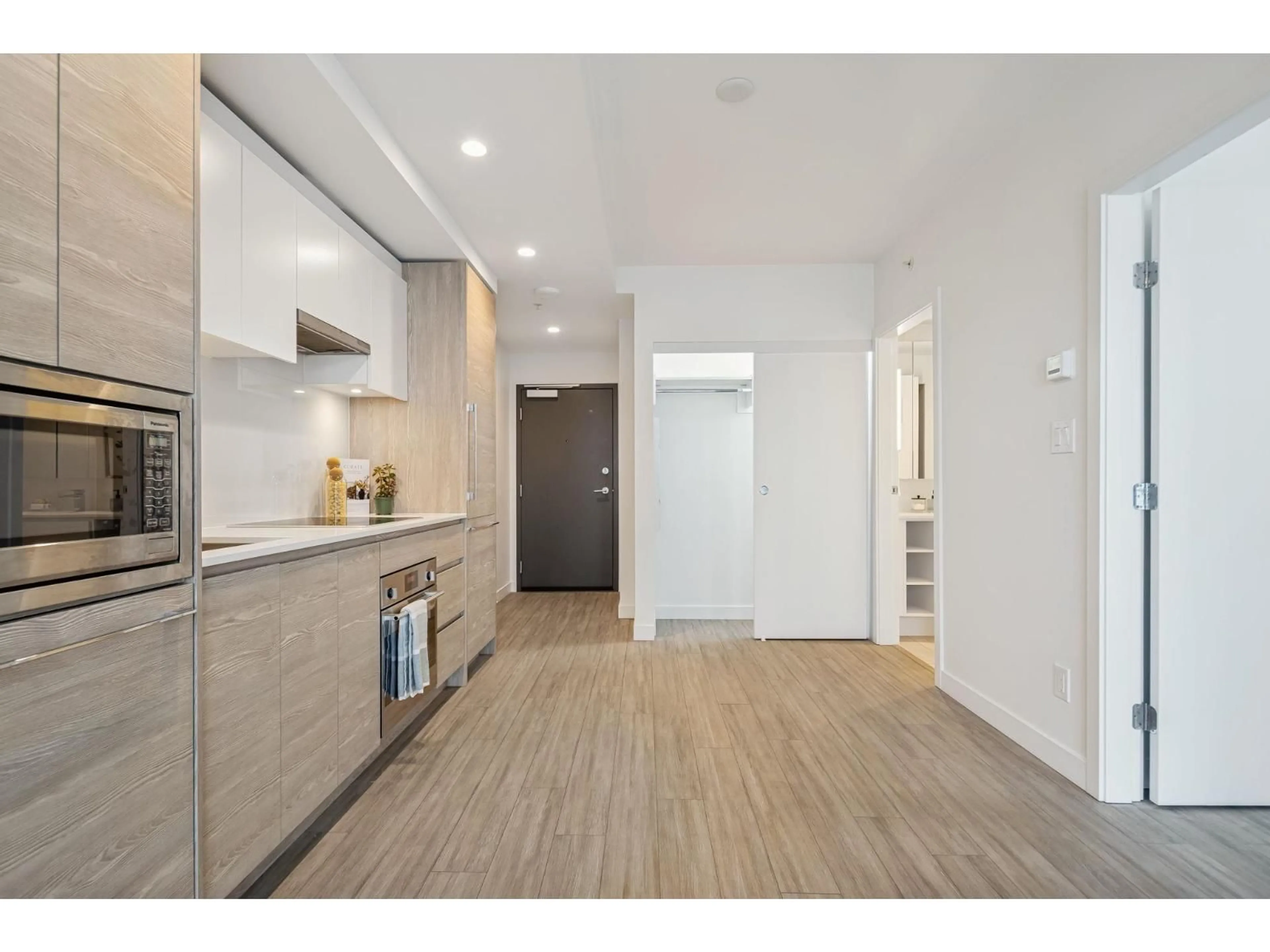 Open concept kitchen, unknown for 807 - 13655 FRASER HIGHWAY, Surrey British Columbia V3T0P8