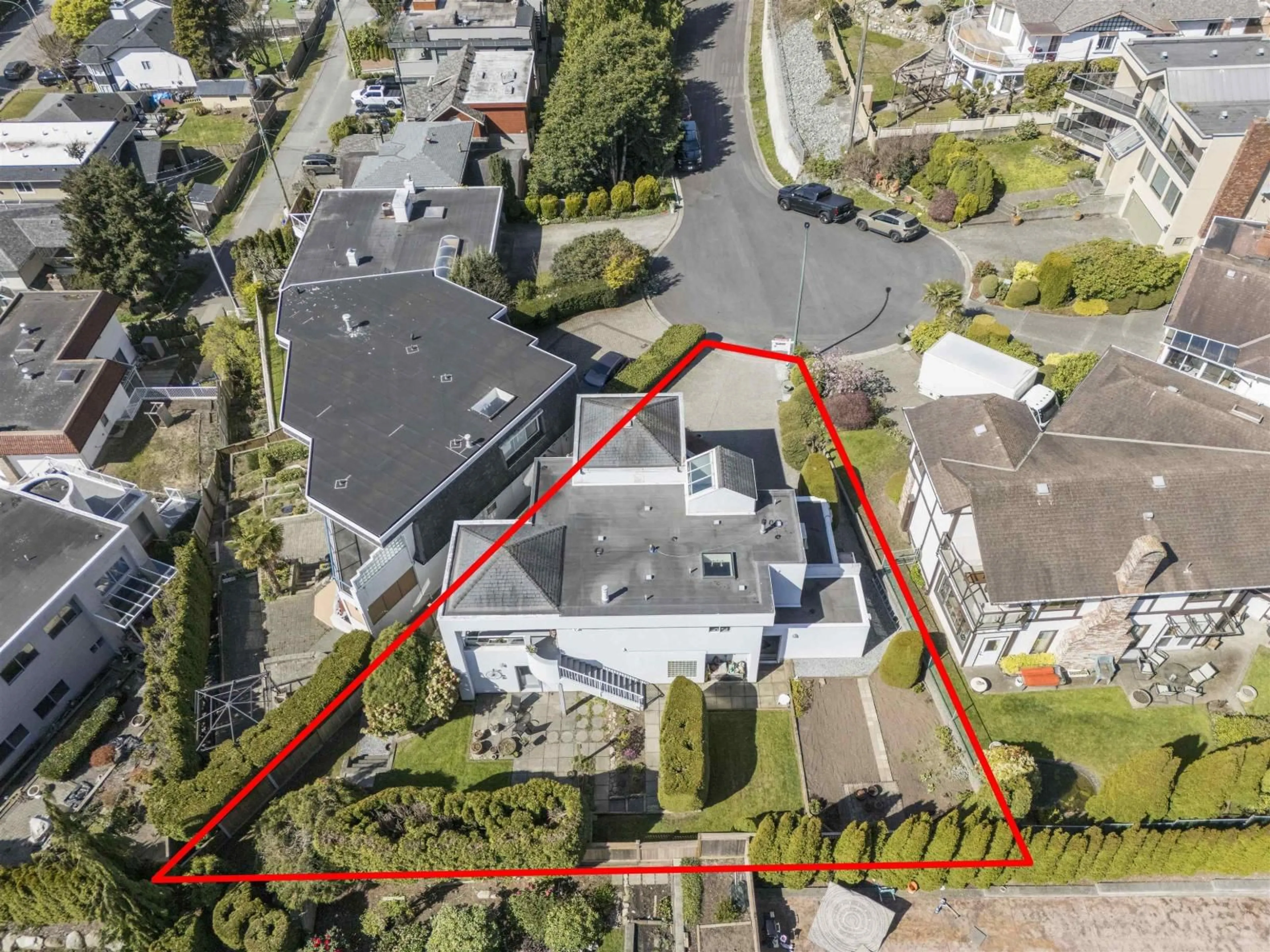 A pic from outside/outdoor area/front of a property/back of a property/a pic from drone, street for 15662 SEMIAHMOO AVENUE, White Rock British Columbia V4B1V4