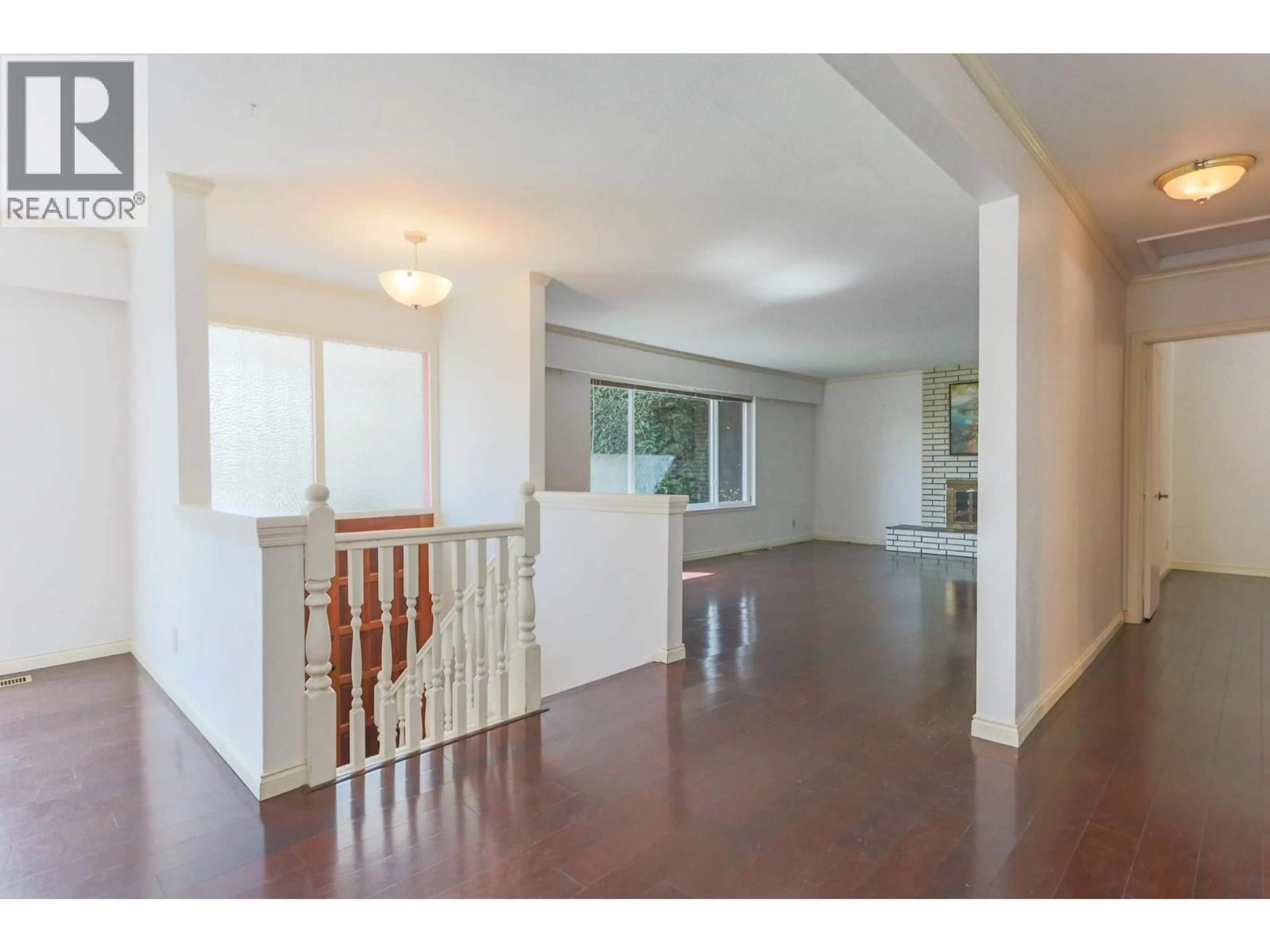 Indoor foyer for 1352 16TH STREET, North Vancouver British Columbia V7J1L4