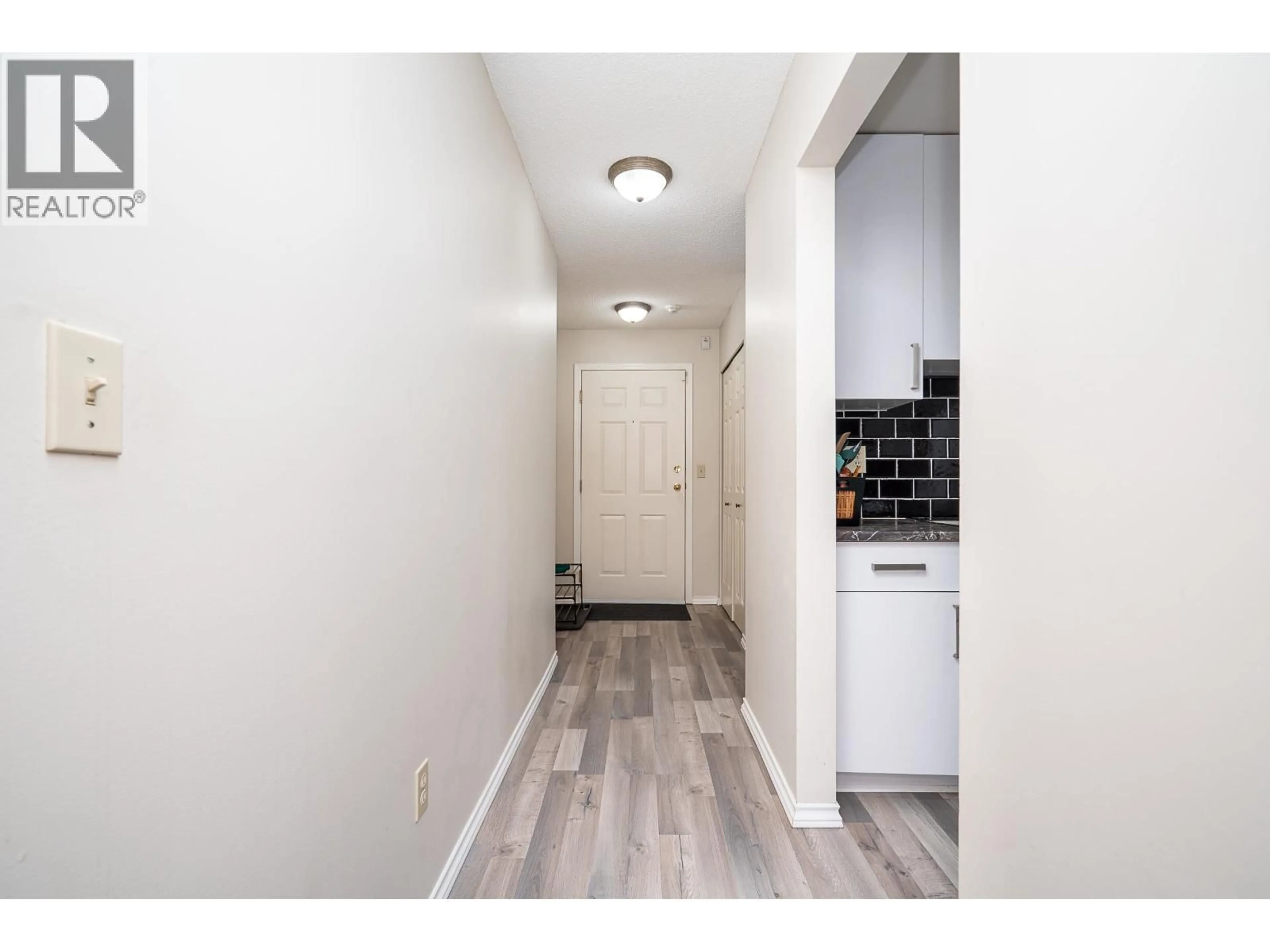 Indoor entryway for 109 - 5250 VICTORY STREET, Burnaby British Columbia V5J5H2