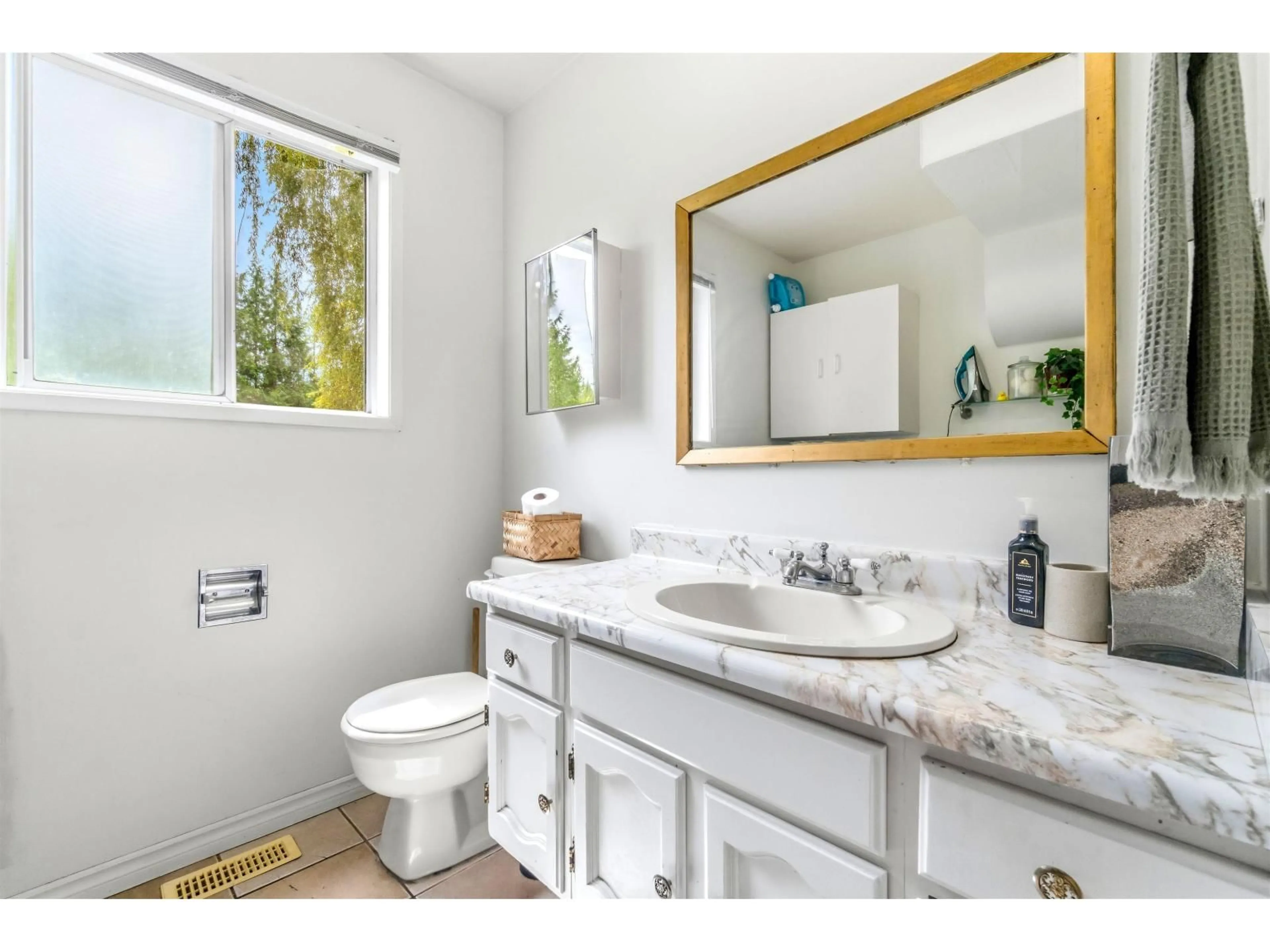 Standard bathroom, ceramic/tile floor for 23338 56 AVENUE, Langley British Columbia V2Z2P7