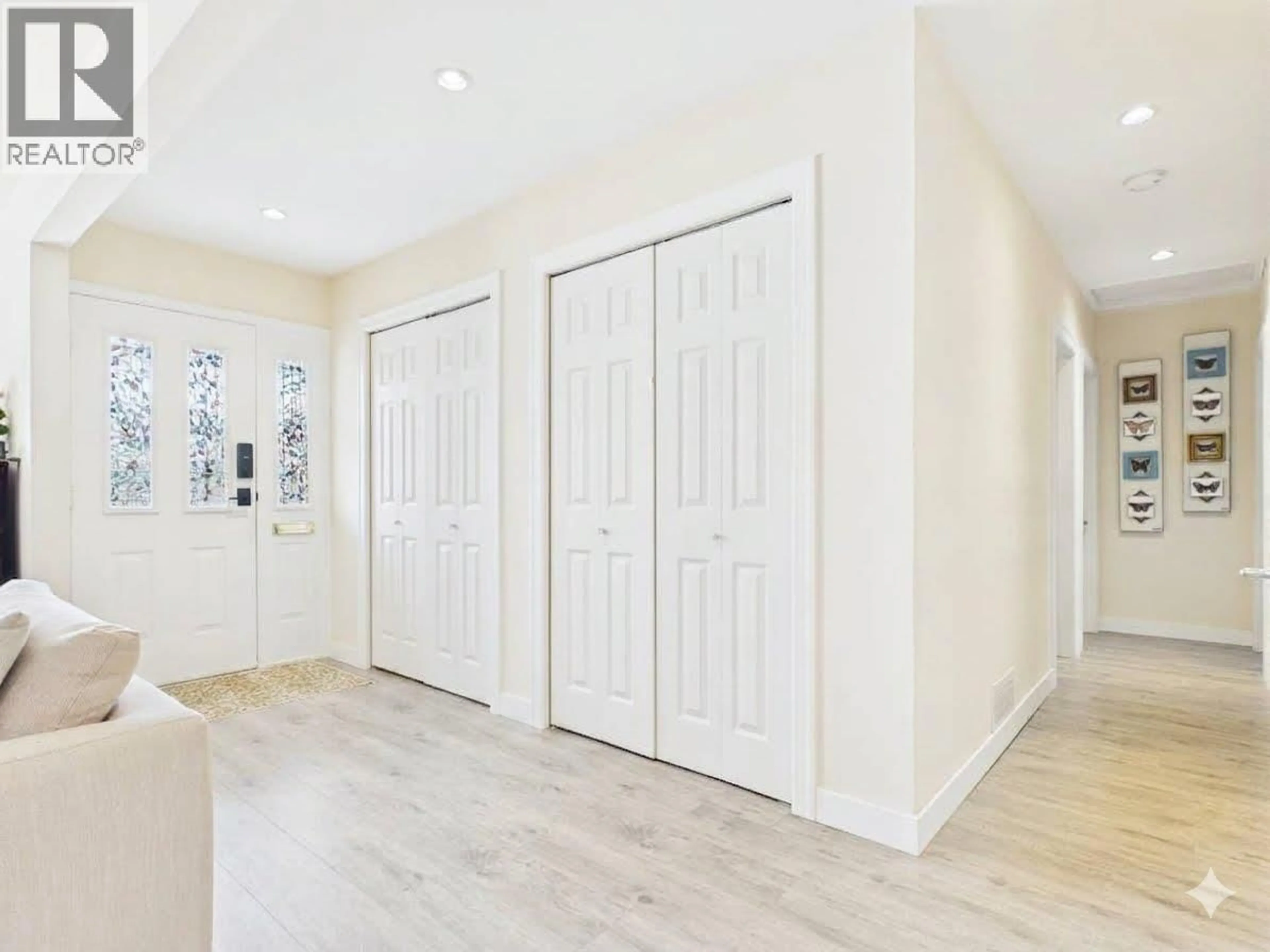 Indoor entryway for 6325 NAPIER STREET, Burnaby British Columbia V5B2B9