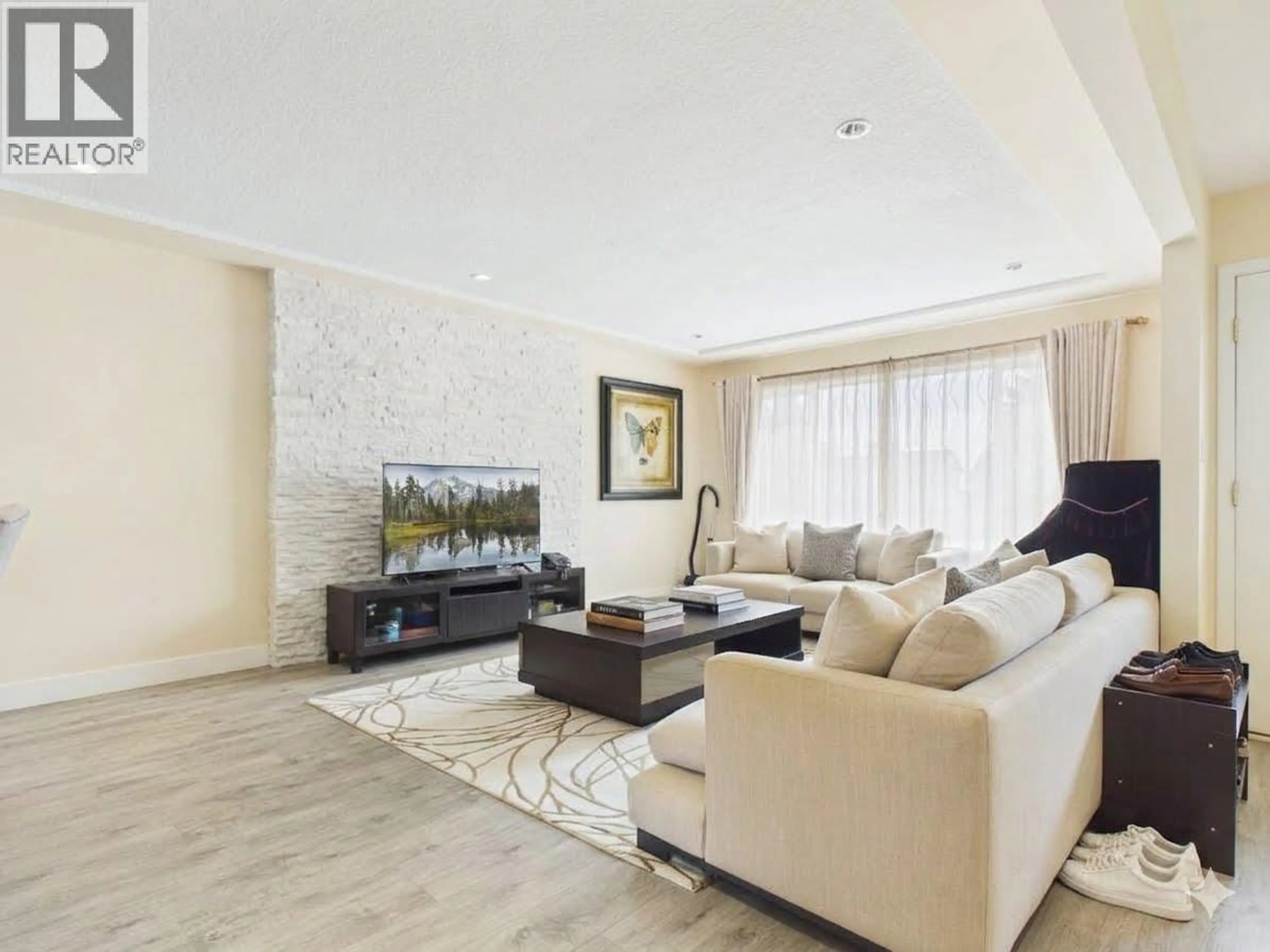 Living room with furniture, unknown for 6325 NAPIER STREET, Burnaby British Columbia V5B2B9