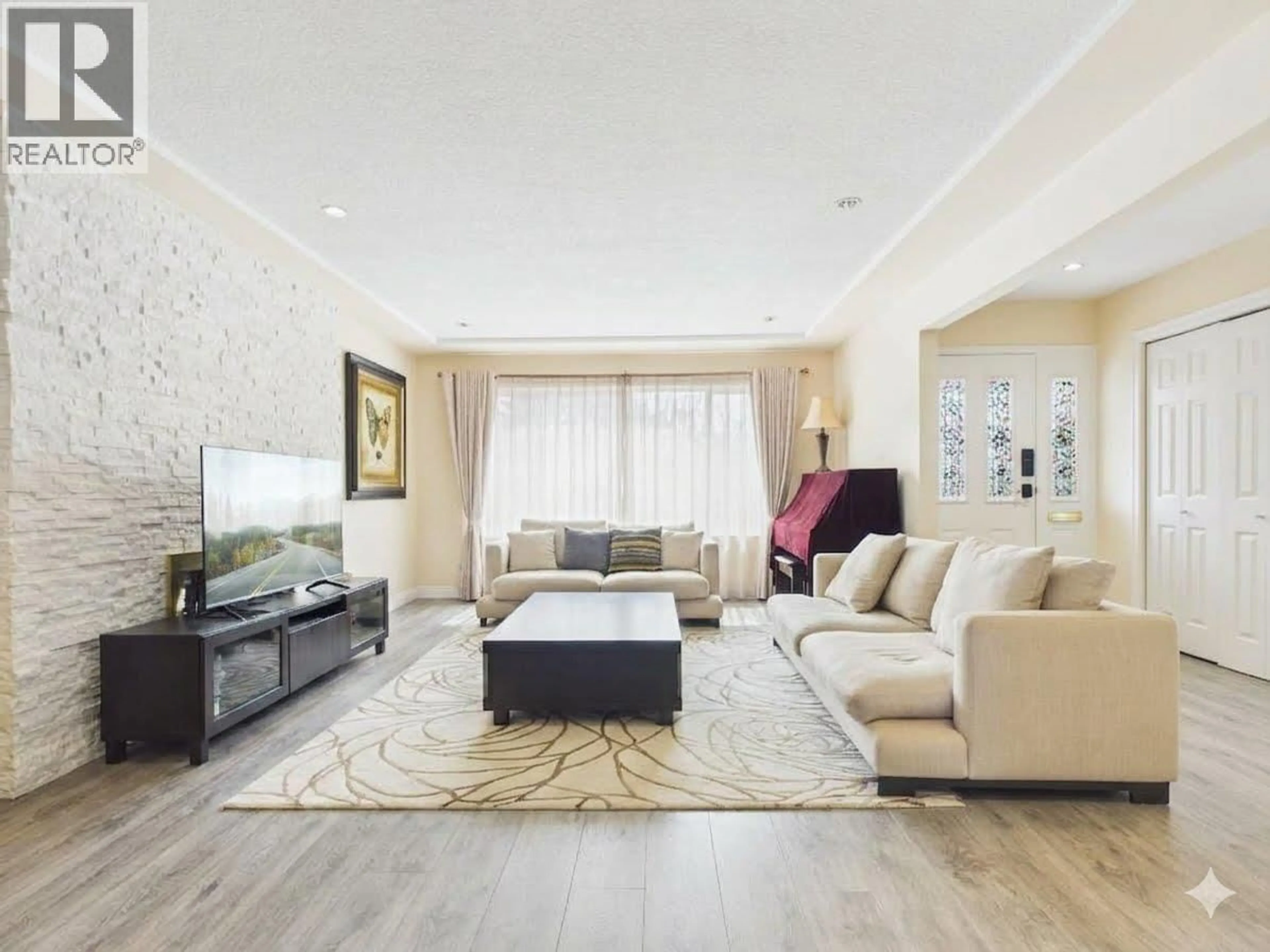 Living room with furniture, unknown for 6325 NAPIER STREET, Burnaby British Columbia V5B2B9