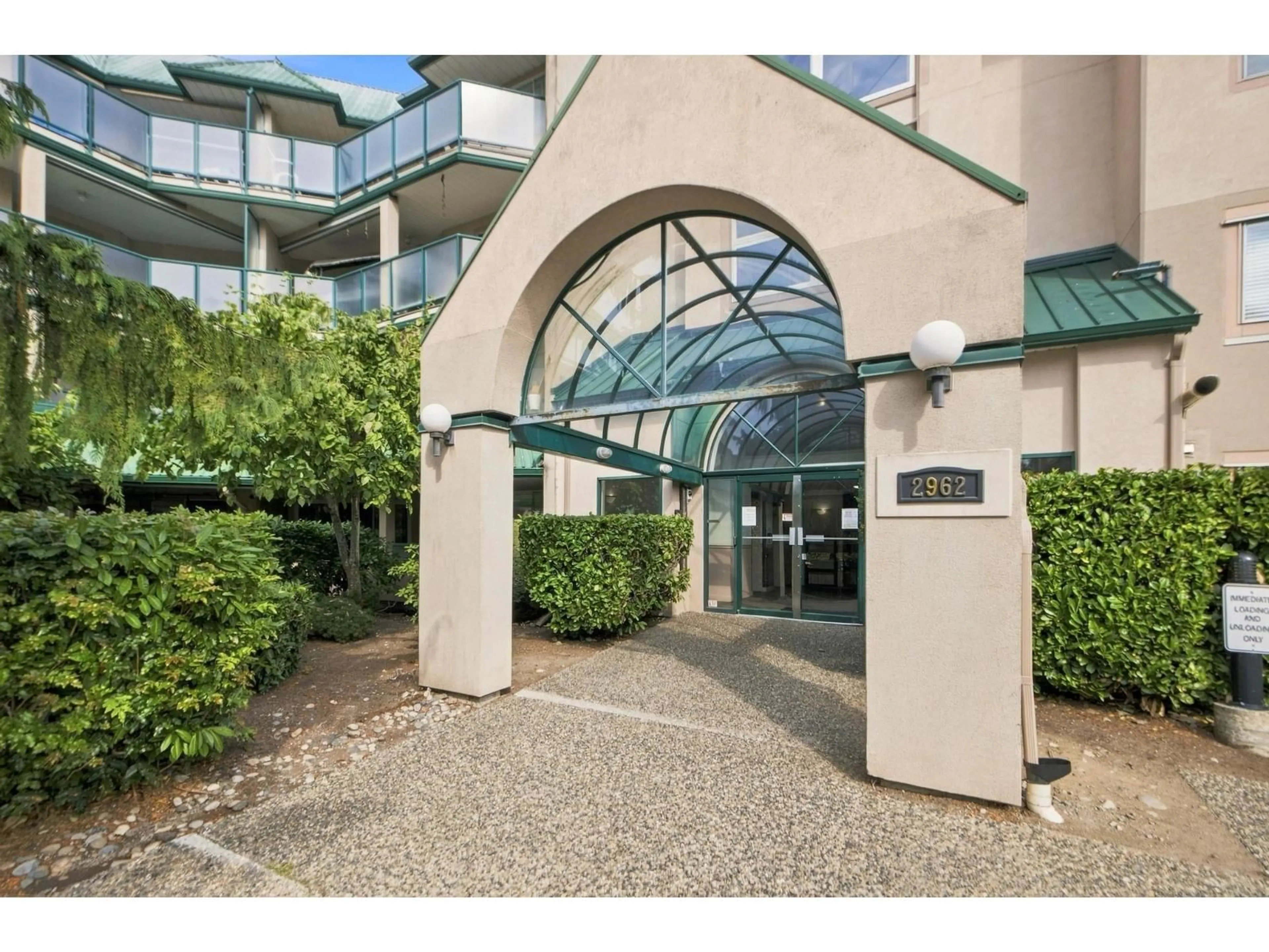 Indoor foyer for 107 - 2962 TRETHEWEY STREET, Abbotsford British Columbia V2T4M3