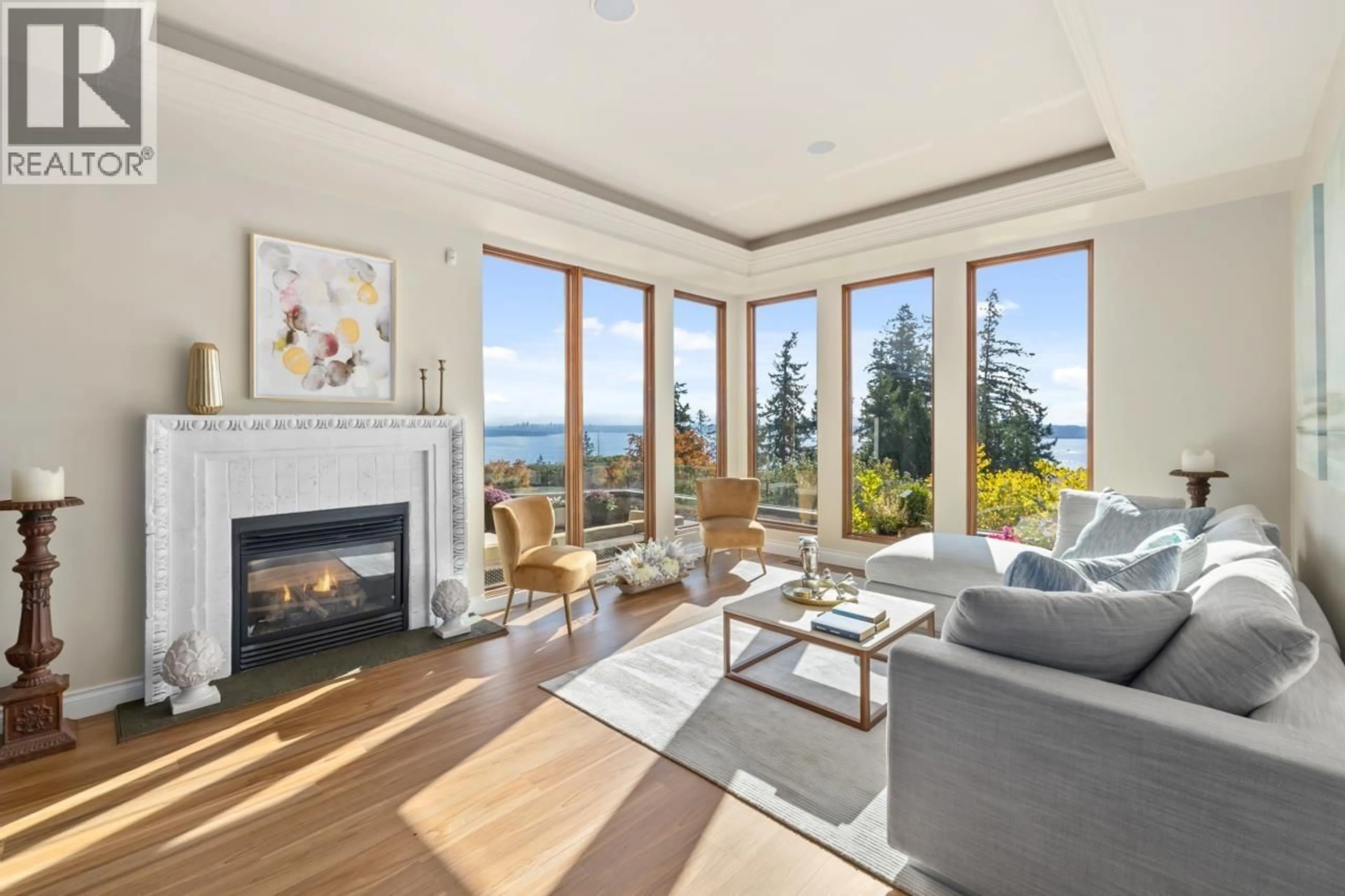 Living room with furniture, unknown for 5401 WEST VISTA COURT, West Vancouver British Columbia V7W3G8