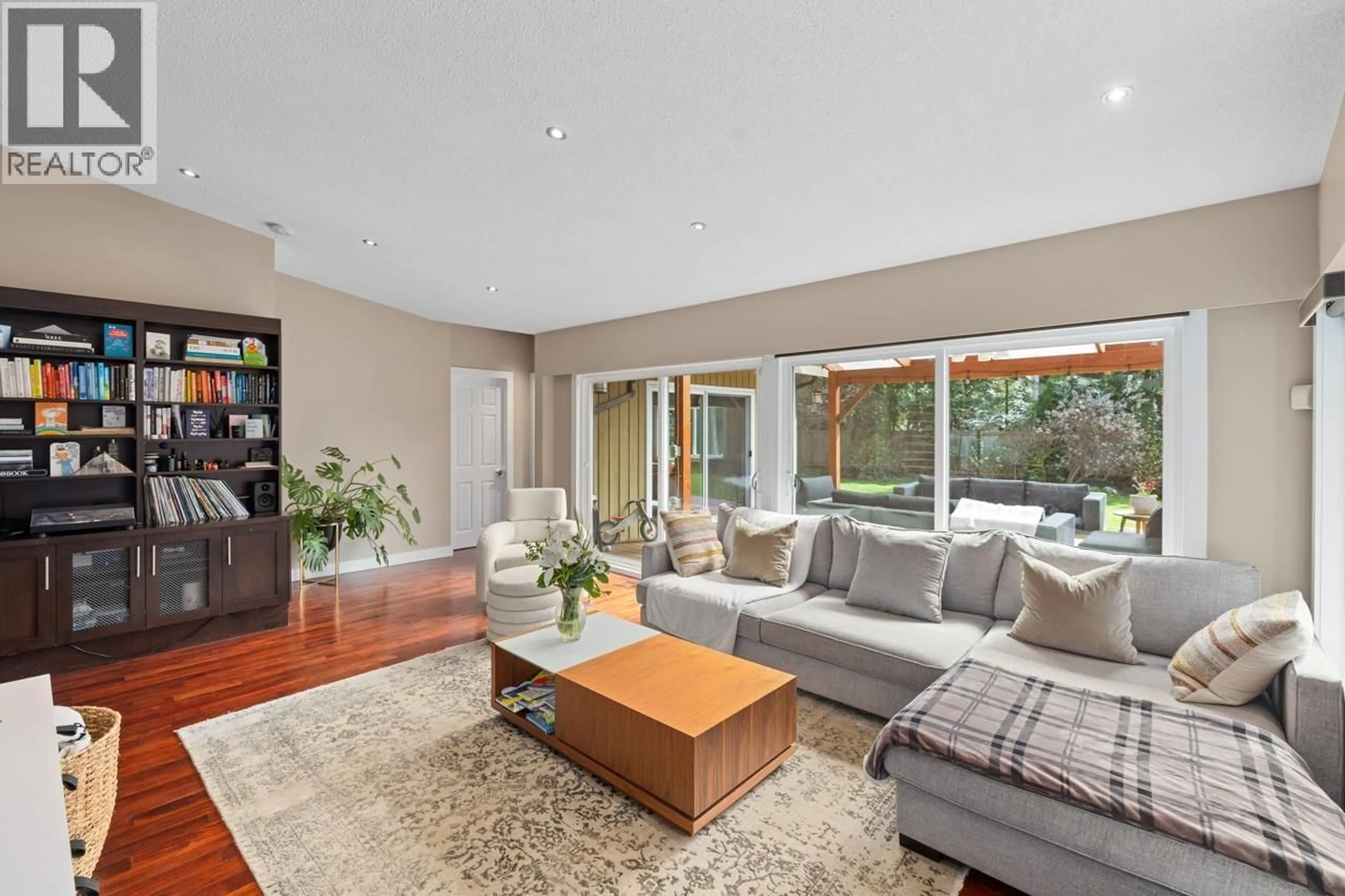 Living room with furniture, unknown for 326 MOYNE DRIVE, West Vancouver British Columbia V7S1J5