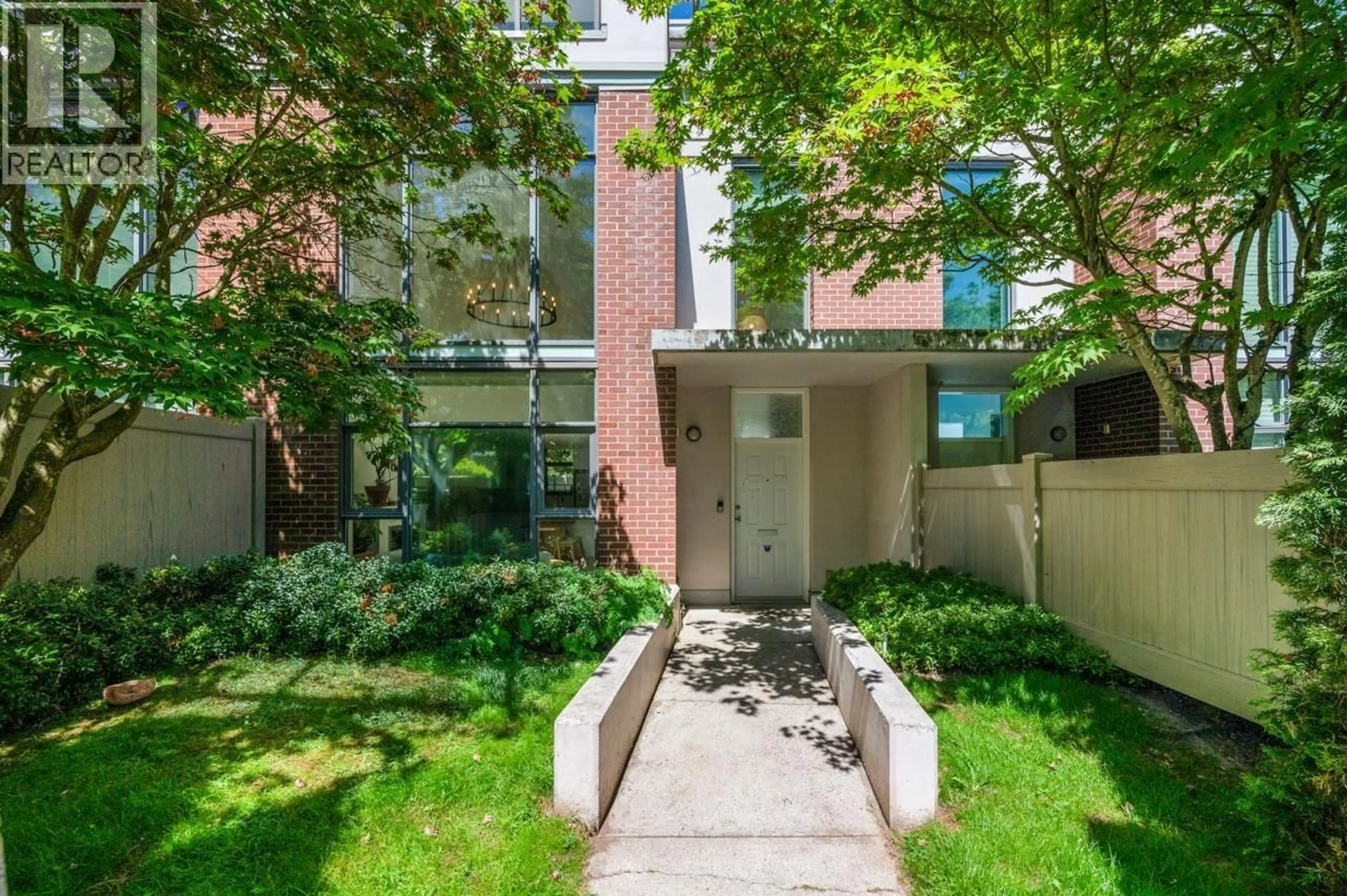 Patio, street for 7021 17TH AVENUE, Burnaby British Columbia V3N1K6