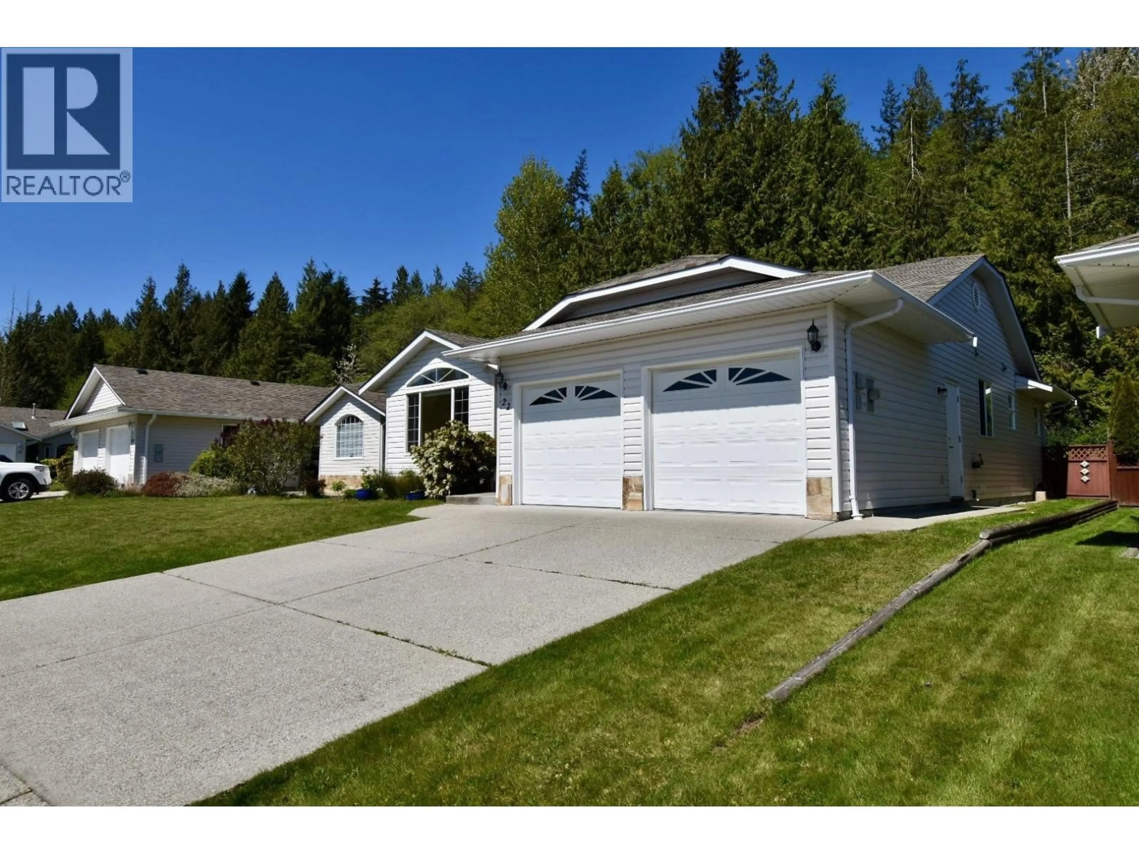 Home with vinyl exterior material, street for 22 - 535 SHAW ROAD, Gibsons British Columbia V0N1V8