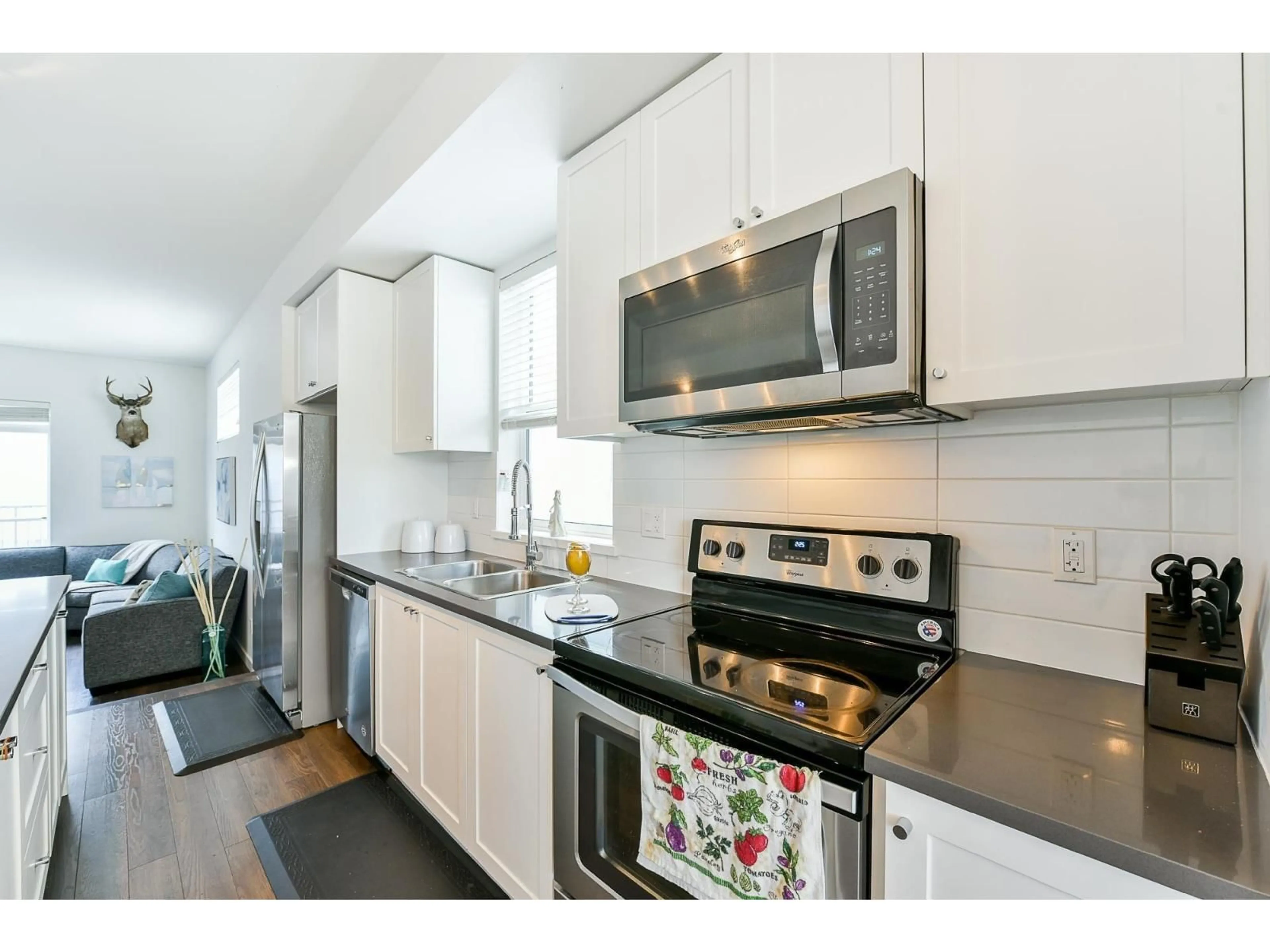 Standard kitchen, unknown for 51 - 8130 136A STREET, Surrey British Columbia V3W1H9