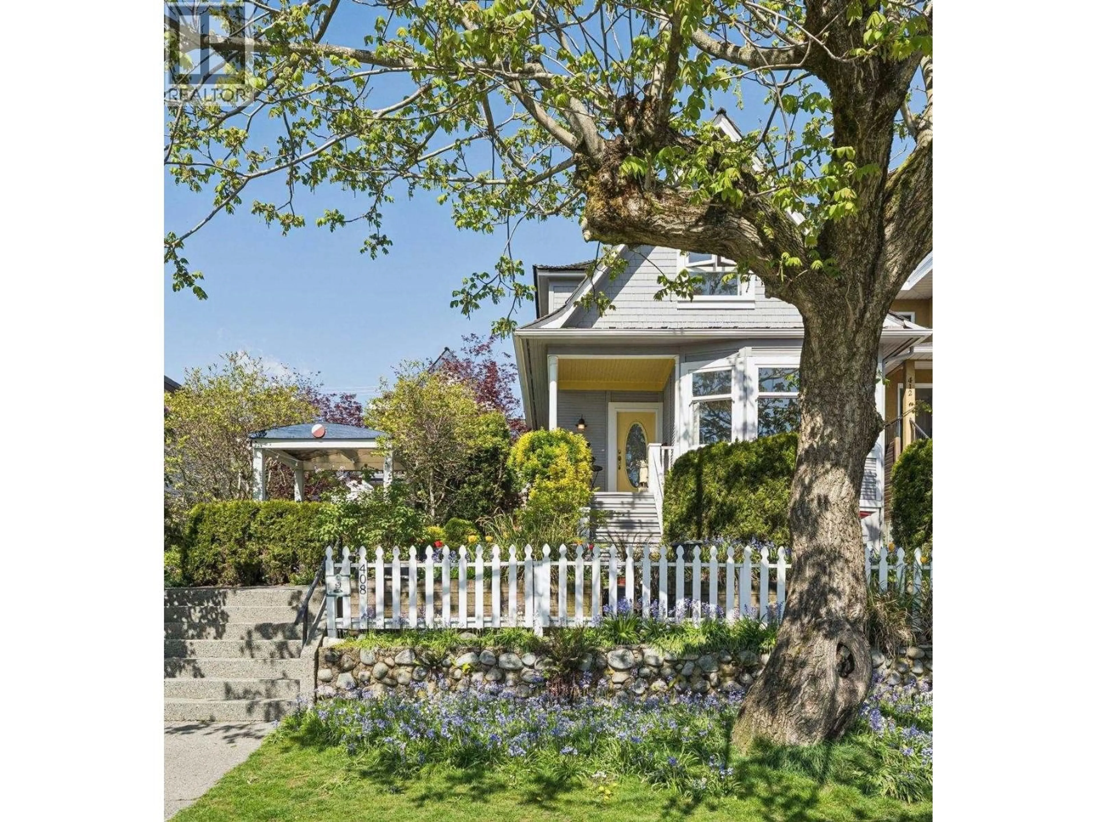 A pic from outside/outdoor area/front of a property/back of a property/a pic from drone, street for 408 2ND STREET, North Vancouver British Columbia V7L1C8