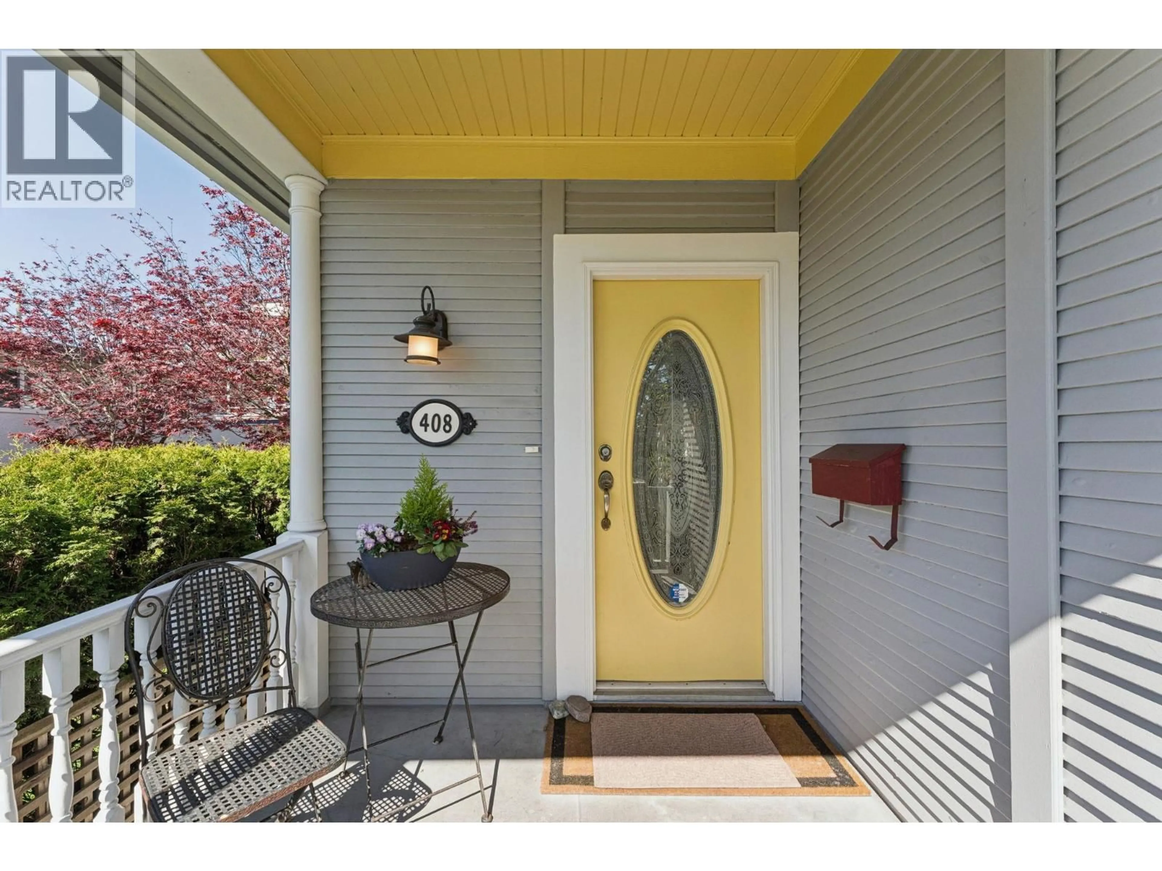 Indoor entryway for 408 2ND STREET, North Vancouver British Columbia V7L1C8