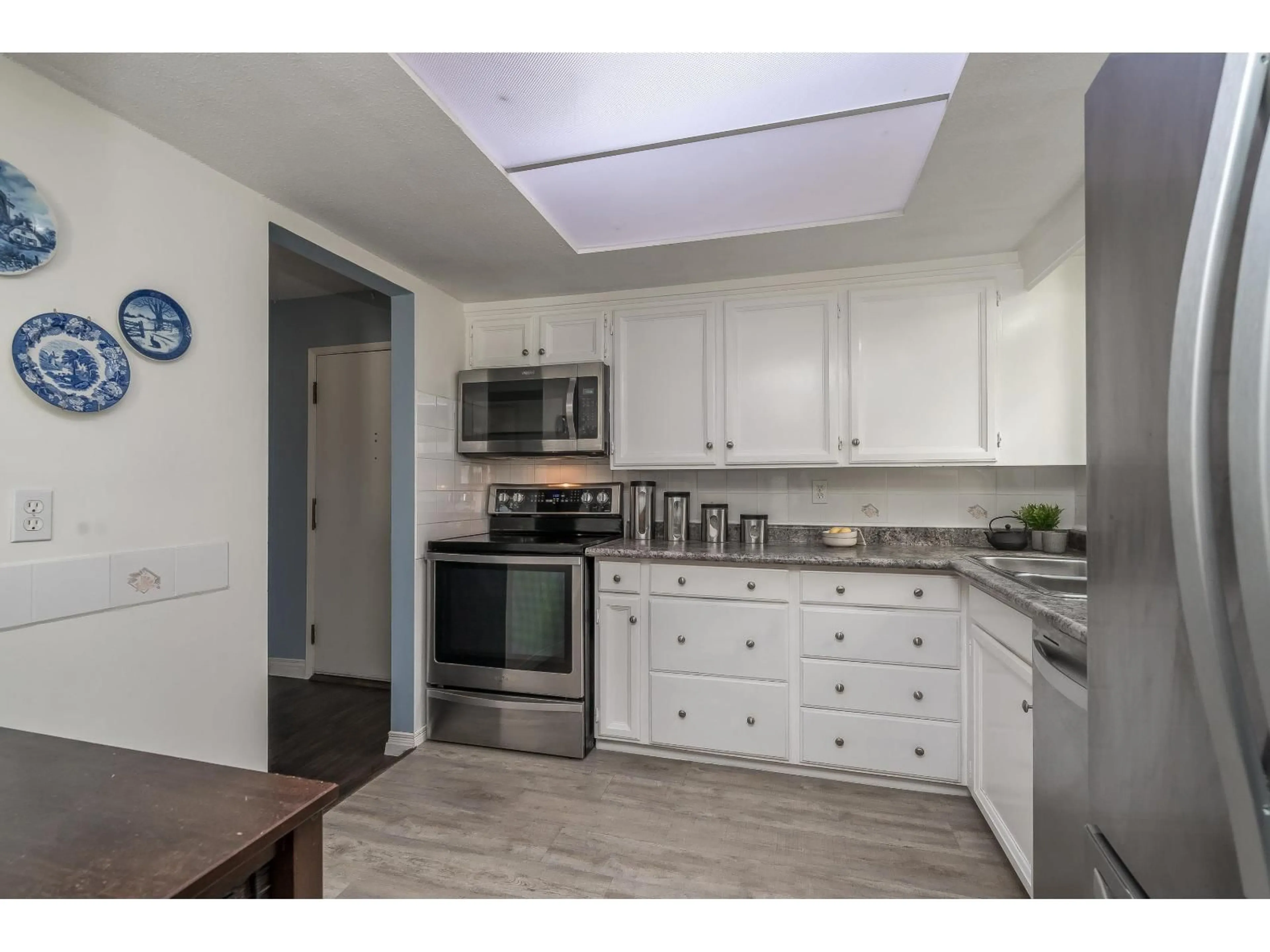 Standard kitchen, ceramic/tile floor for 102 - 1368 FOSTER STREET, White Rock British Columbia V4B3X4