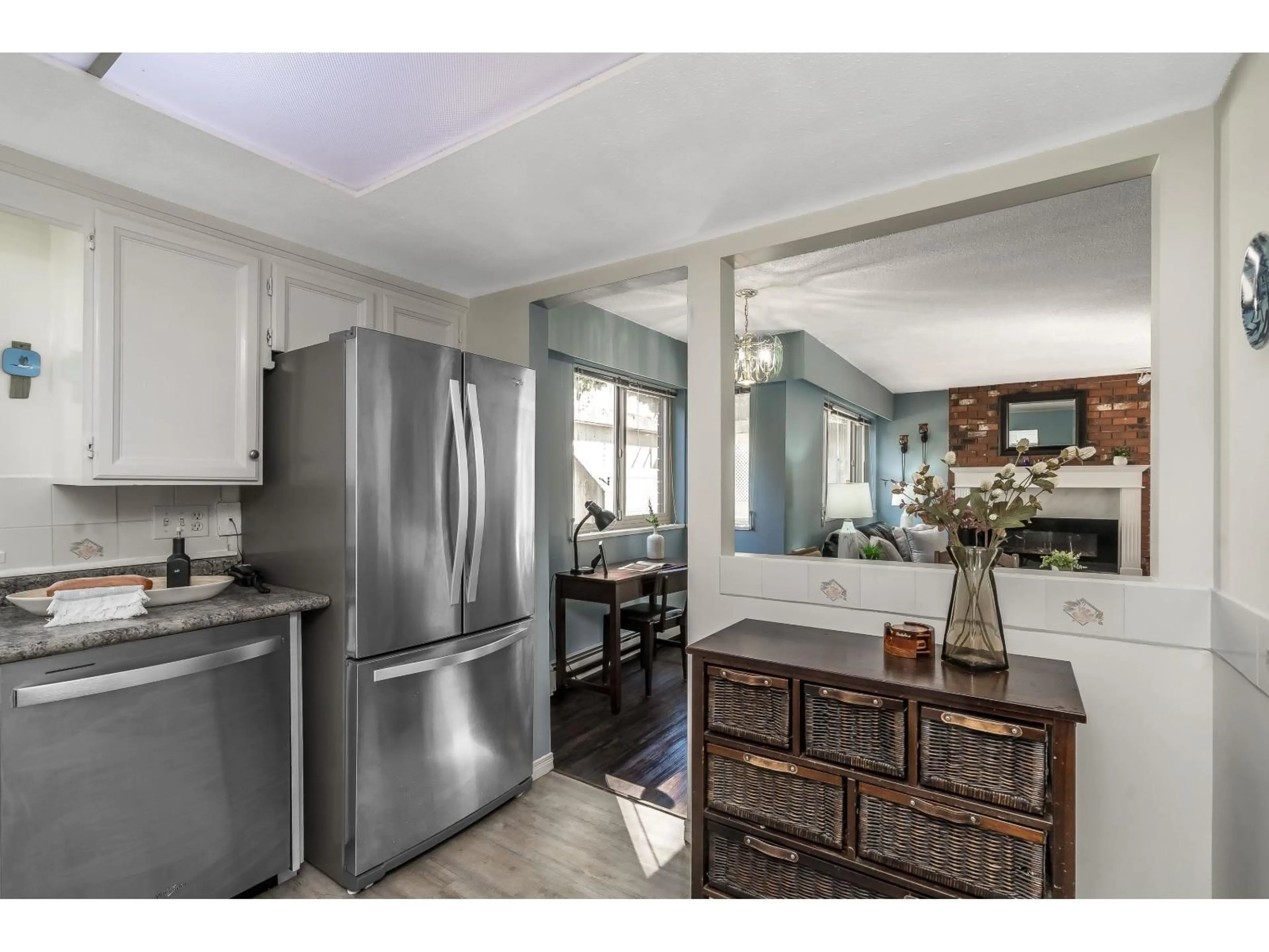 Open concept kitchen, ceramic/tile floor for 102 - 1368 FOSTER STREET, White Rock British Columbia V4B3X4