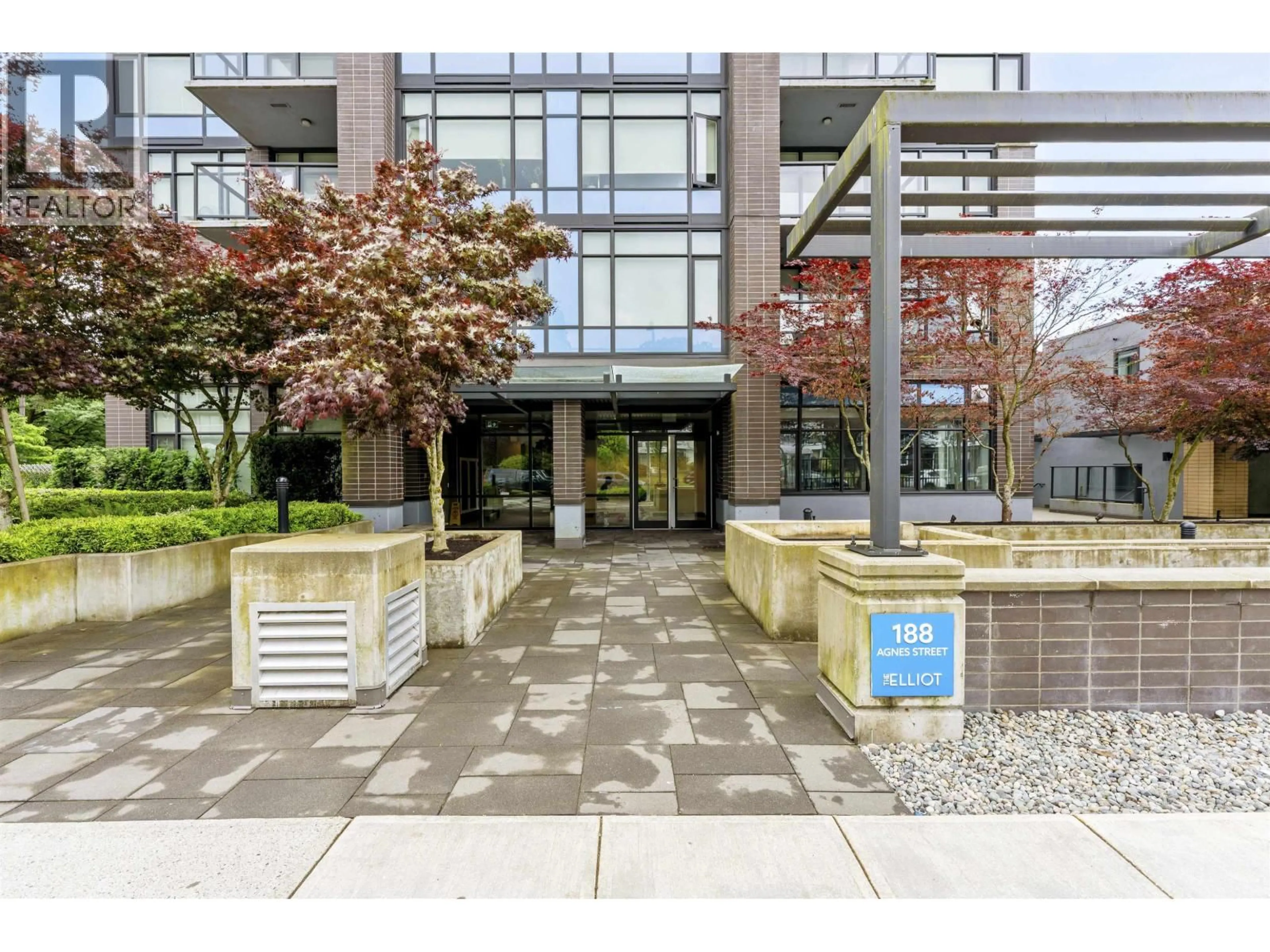 Indoor foyer for 404 - 188 AGNES STREET, New Westminster British Columbia V3L0H6