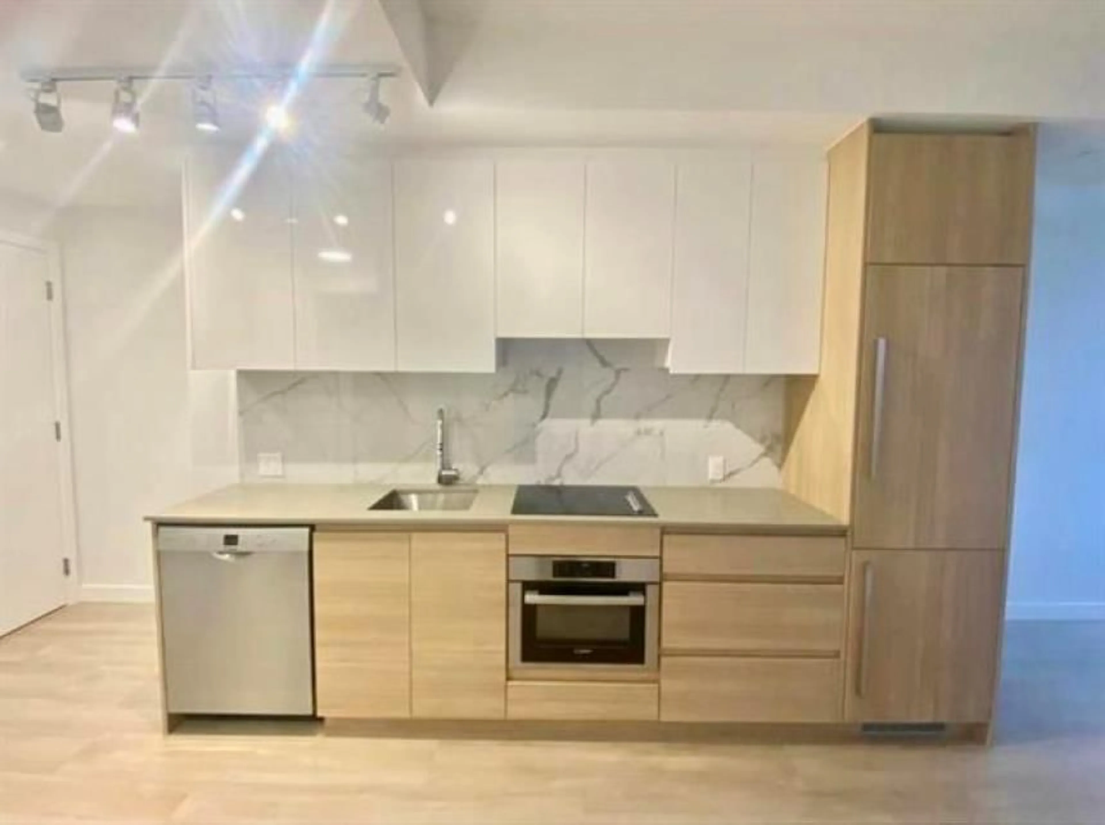 Standard kitchen, unknown for 1609 - 10626 CITY PARKWAY, Surrey British Columbia V3T0S3