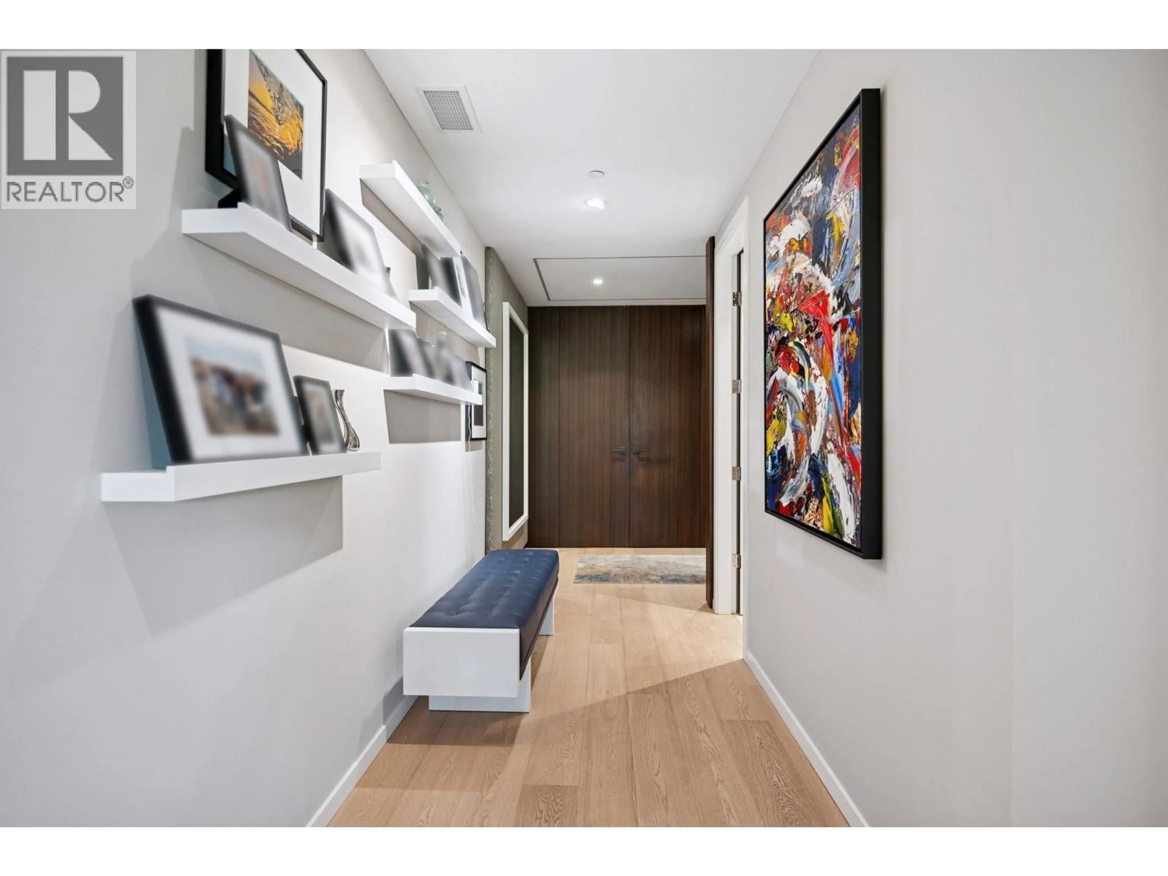 Indoor entryway for 209 - 1355 BELLEVUE AVENUE, West Vancouver British Columbia V7T0B4