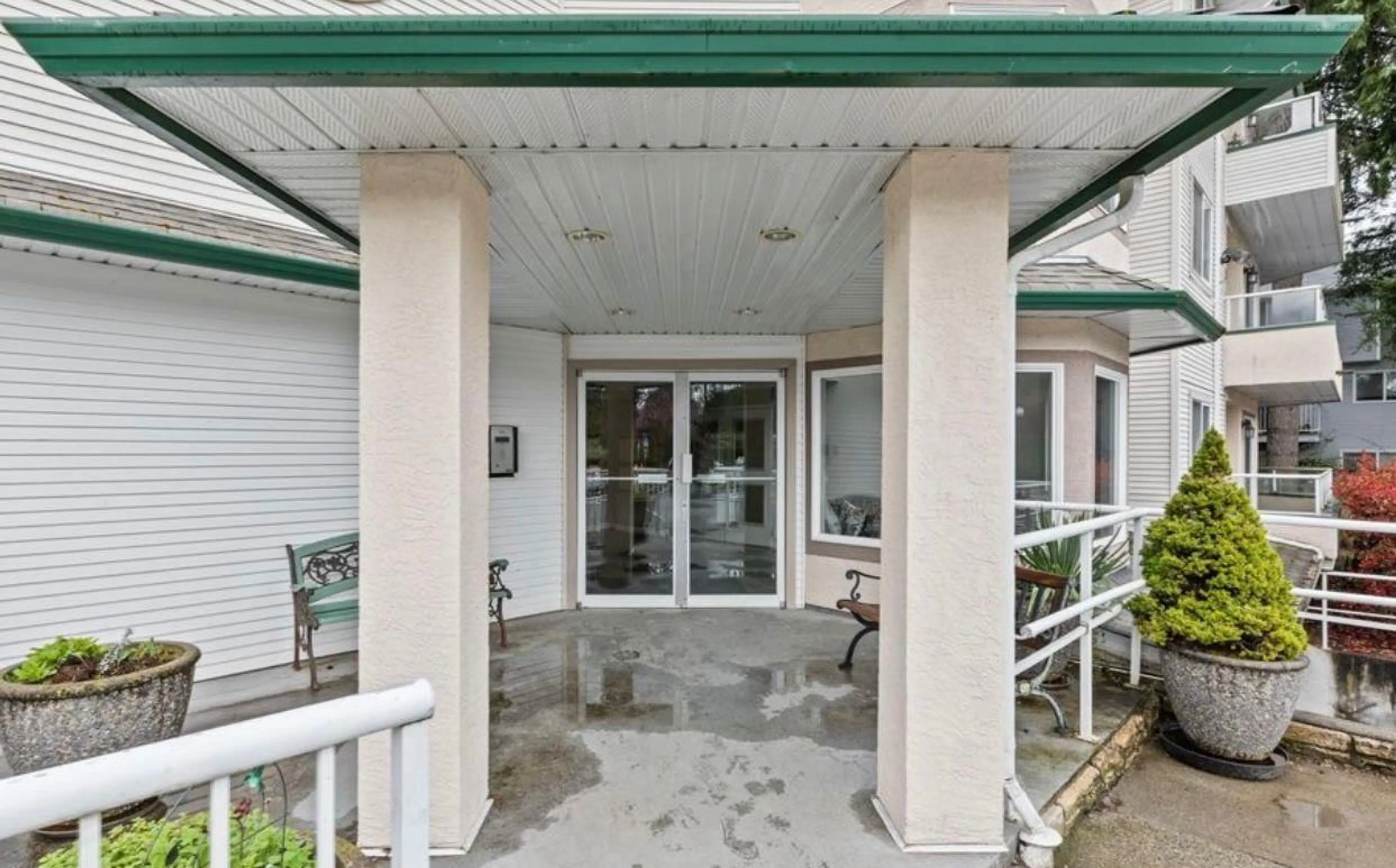 Indoor foyer for 213 - 3063 IMMEL STREET, Abbotsford British Columbia V2S4L3