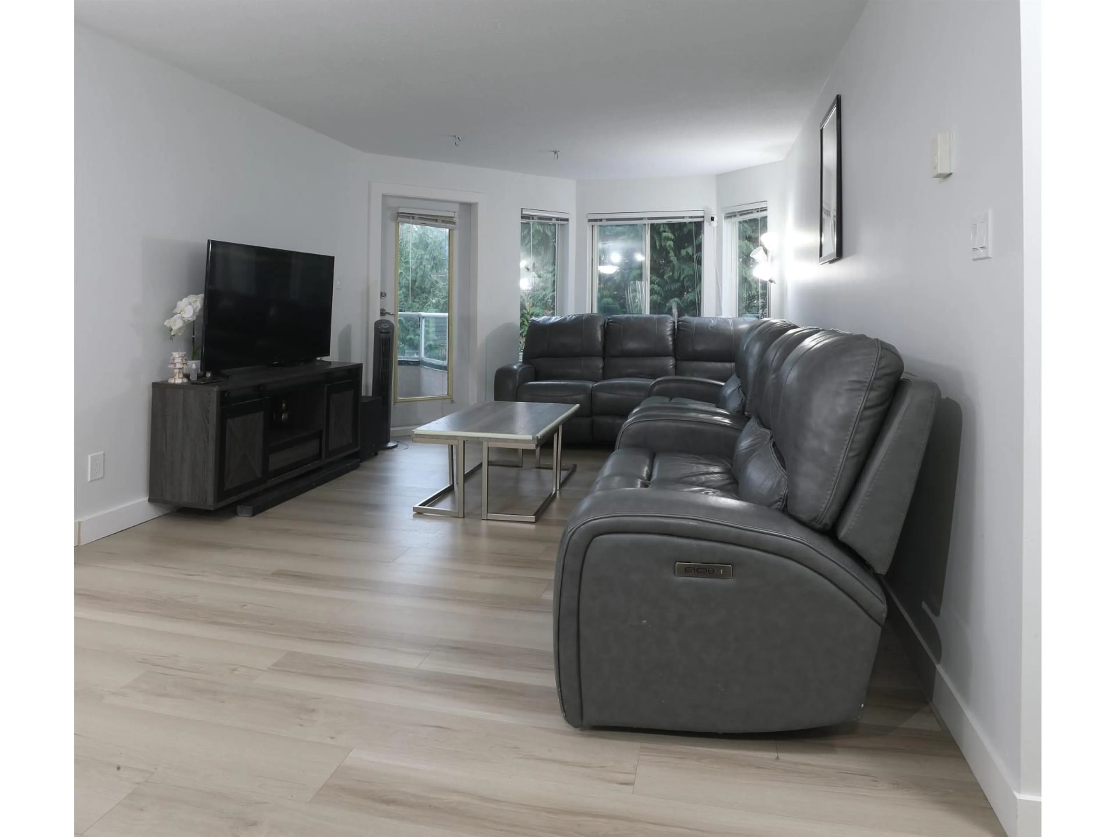 Living room with furniture, unknown for 213 - 3063 IMMEL STREET, Abbotsford British Columbia V2S4L3