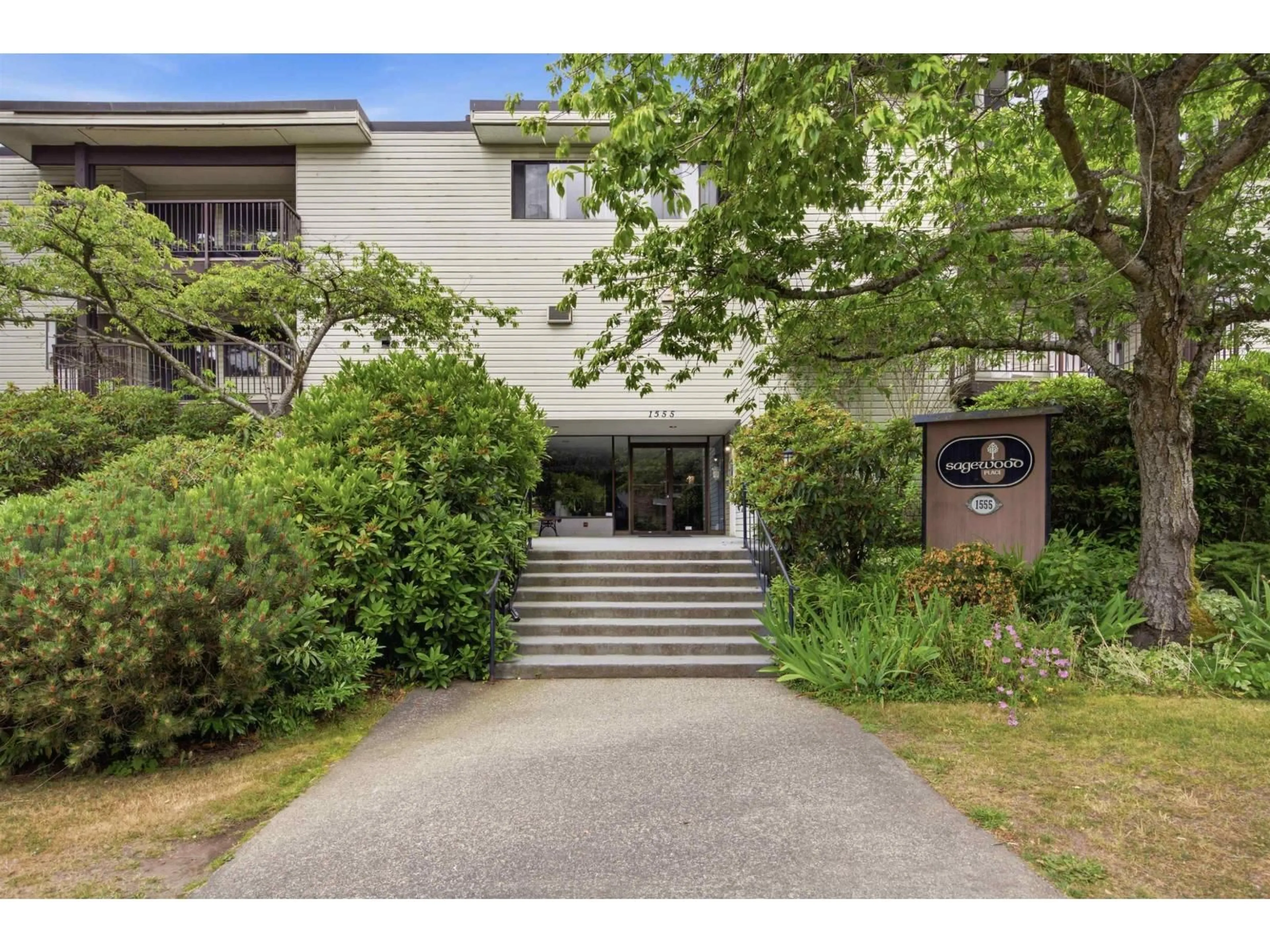 Indoor foyer for 206 - 1555 FIR STREET, White Rock British Columbia V4B4B6