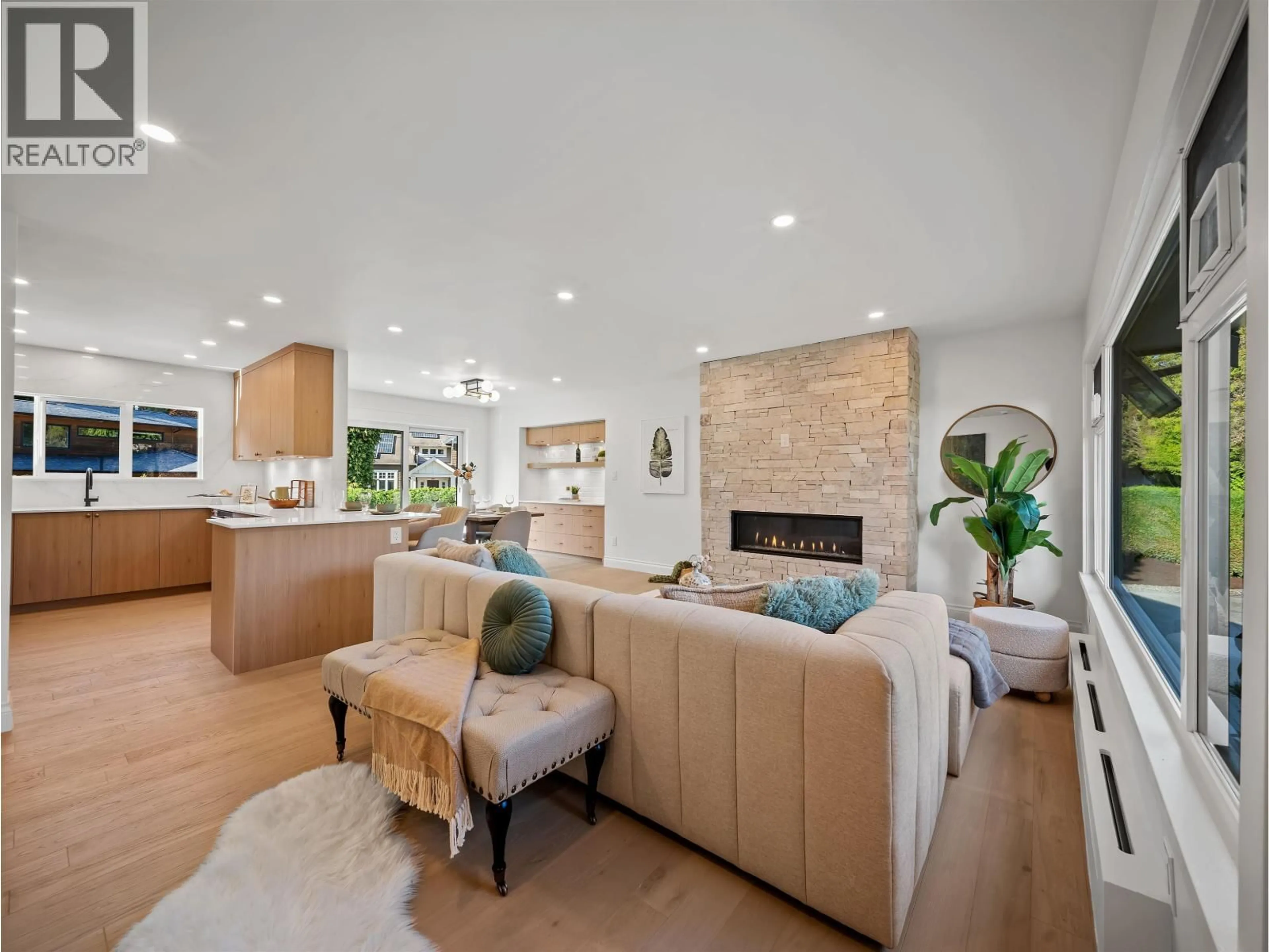 Living room with furniture, unknown for 3975 HIGHLAND BOULEVARD, North Vancouver British Columbia V7R2Y7
