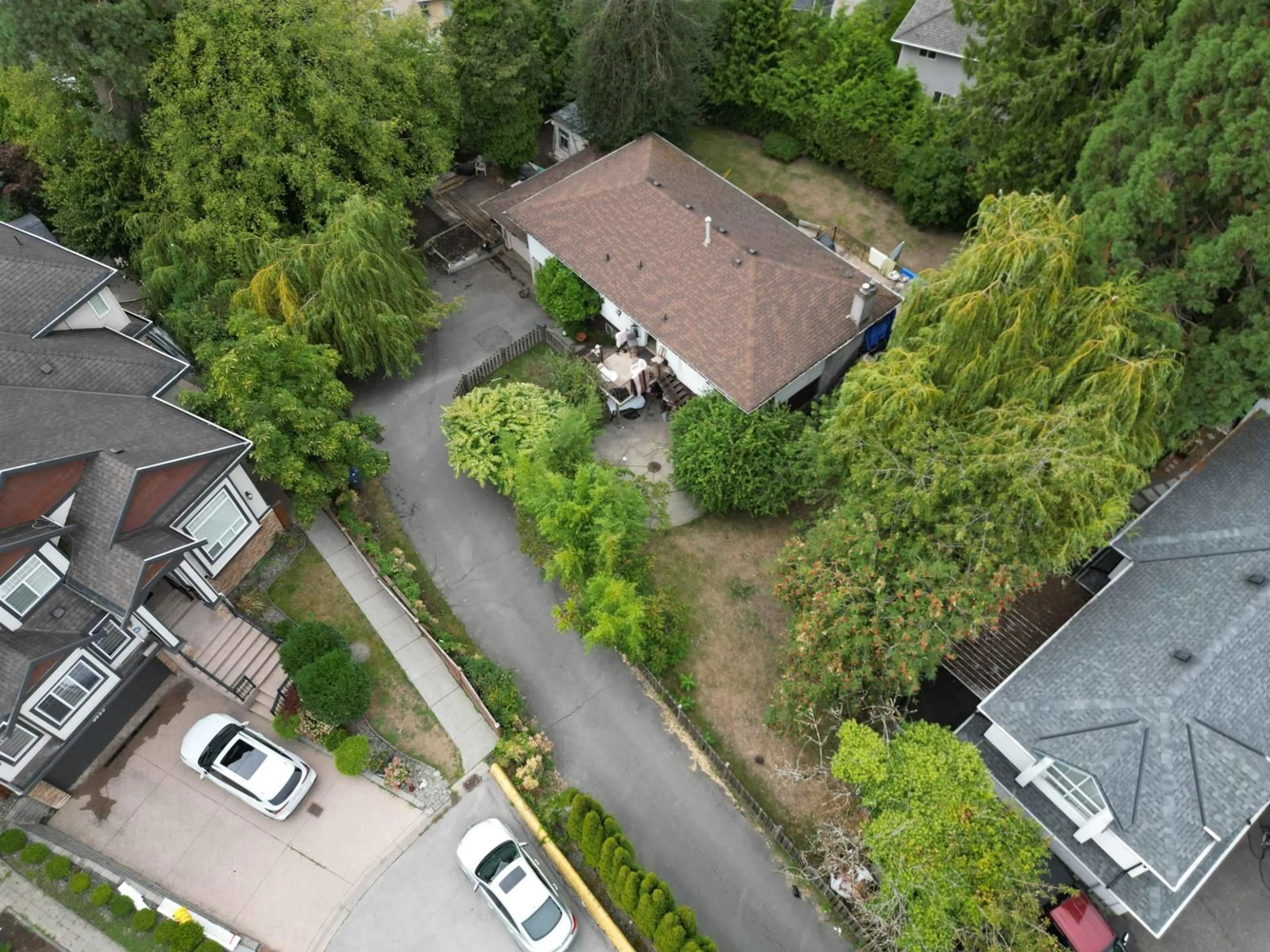 A pic from outside/outdoor area/front of a property/back of a property/a pic from drone, street for 9947 116A STREET, Surrey British Columbia V3V7K5