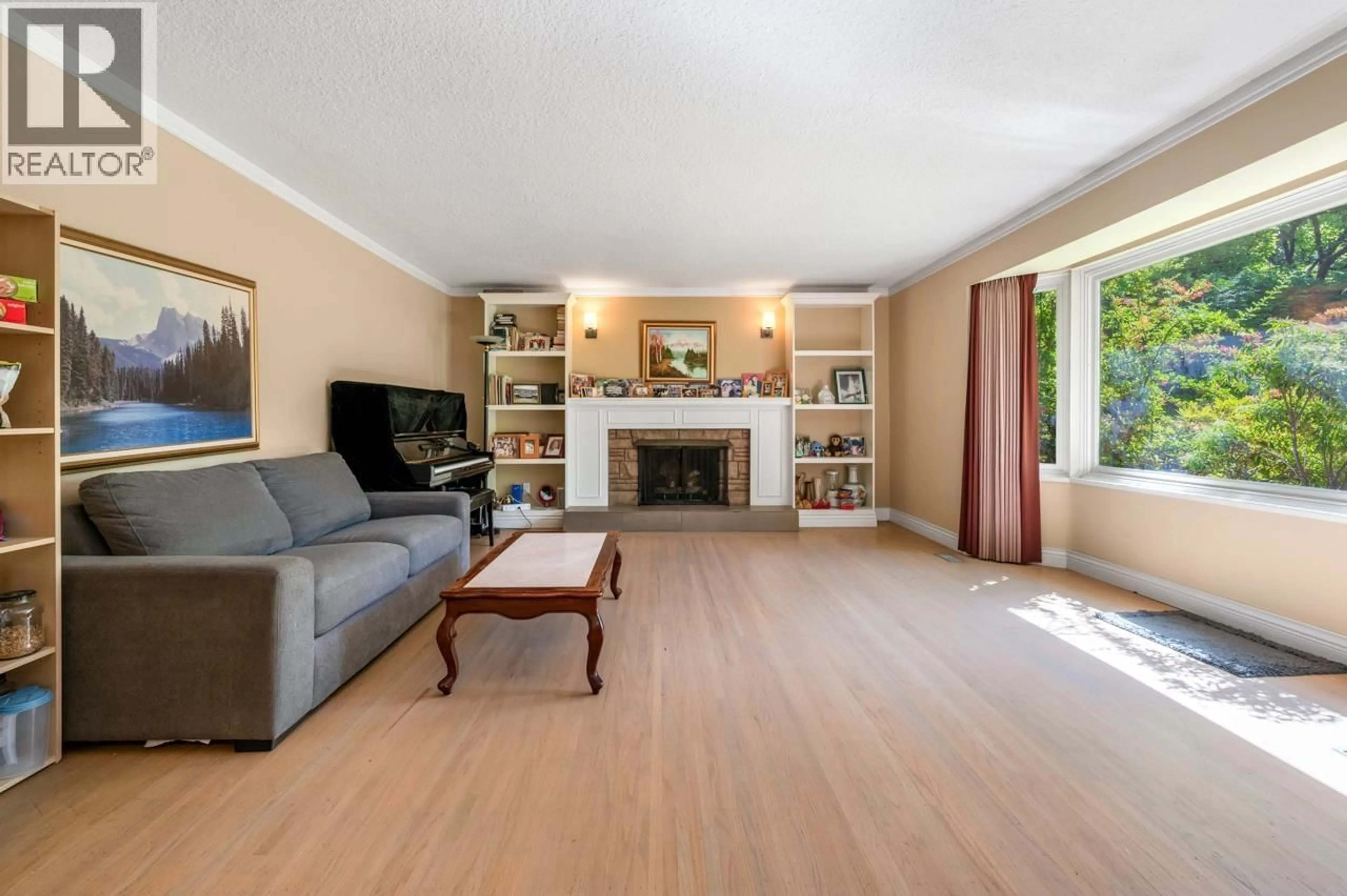 Living room with furniture, wood/laminate floor for 1545 49TH AVENUE, Vancouver British Columbia V6M2R6