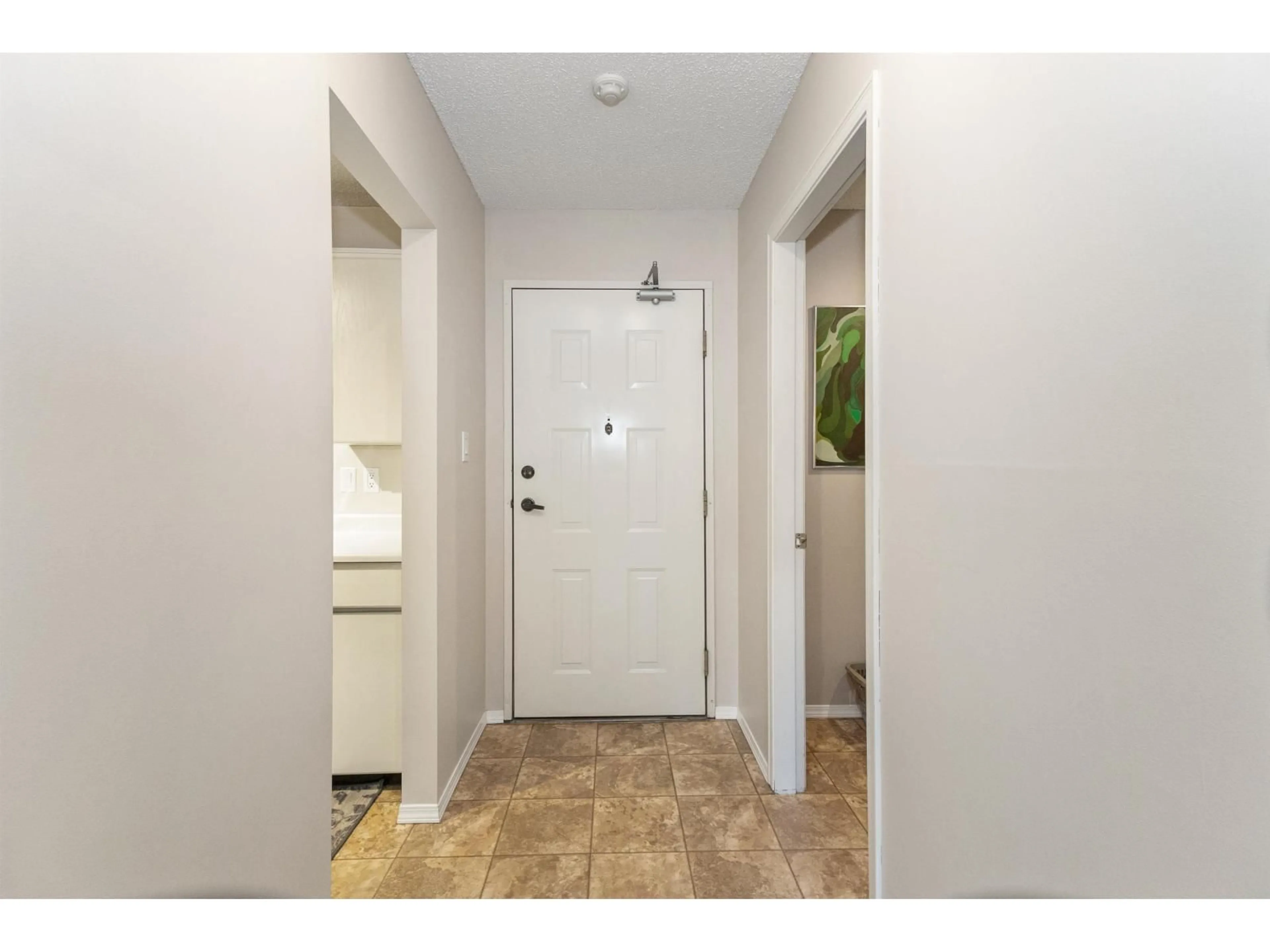 Indoor entryway for 102 - 32910 AMICUS PLACE, Abbotsford British Columbia V2S6G9
