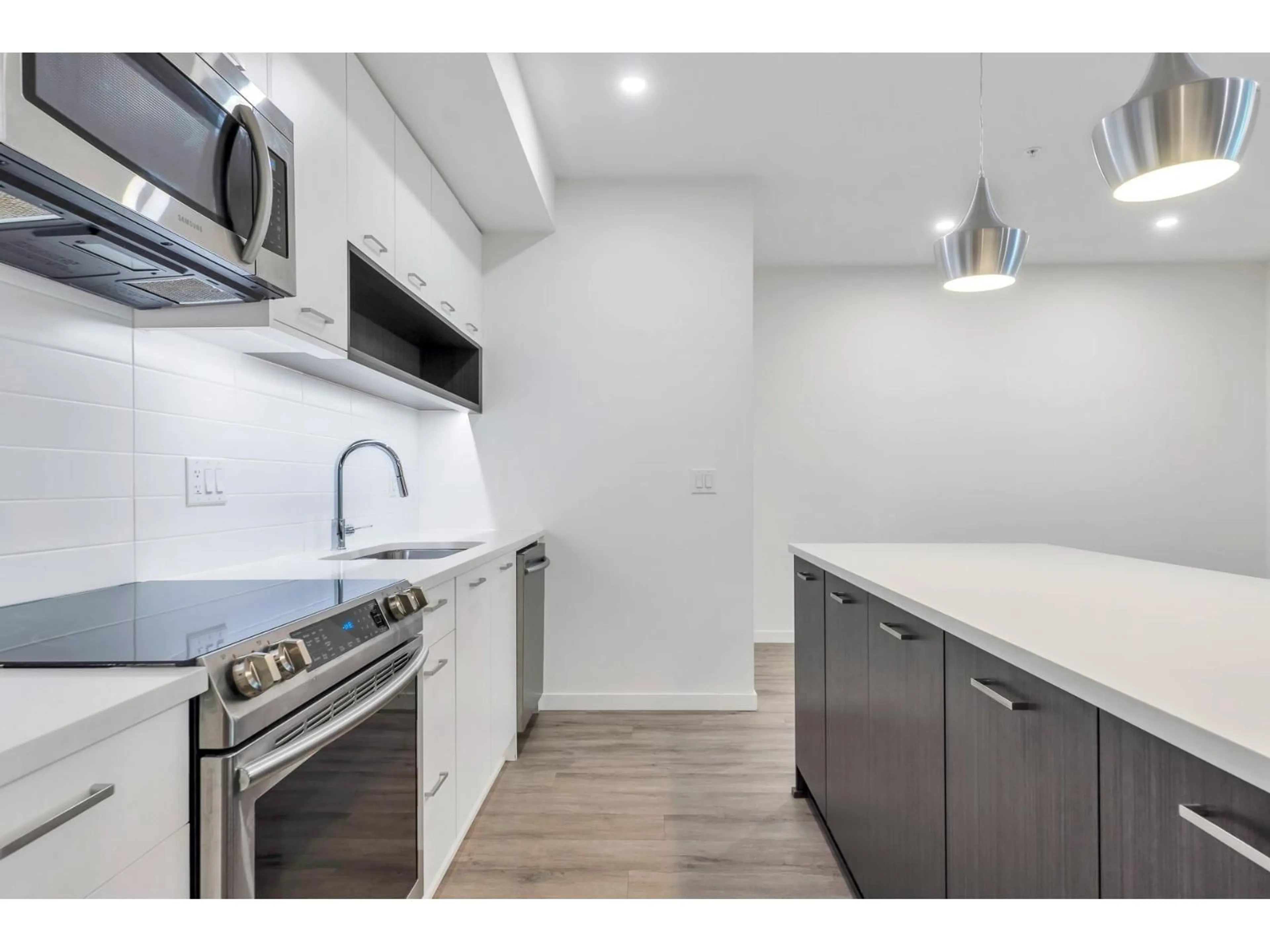 Standard kitchen, unknown for B005 - 20087 68 AVENUE, Langley British Columbia V2Y0Y3