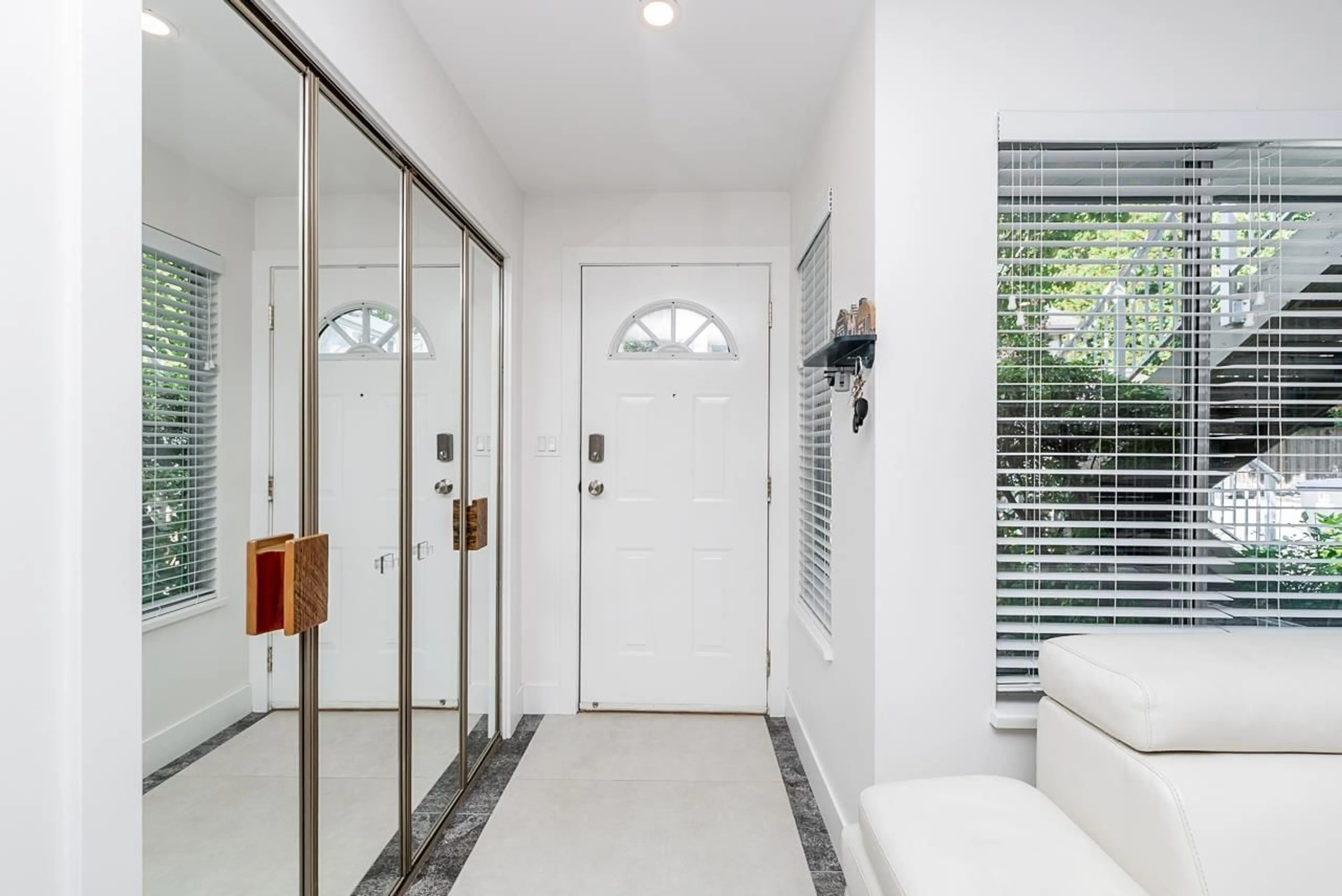 Indoor entryway for 129 - 7837 120A STREET, Surrey British Columbia V3W0W9