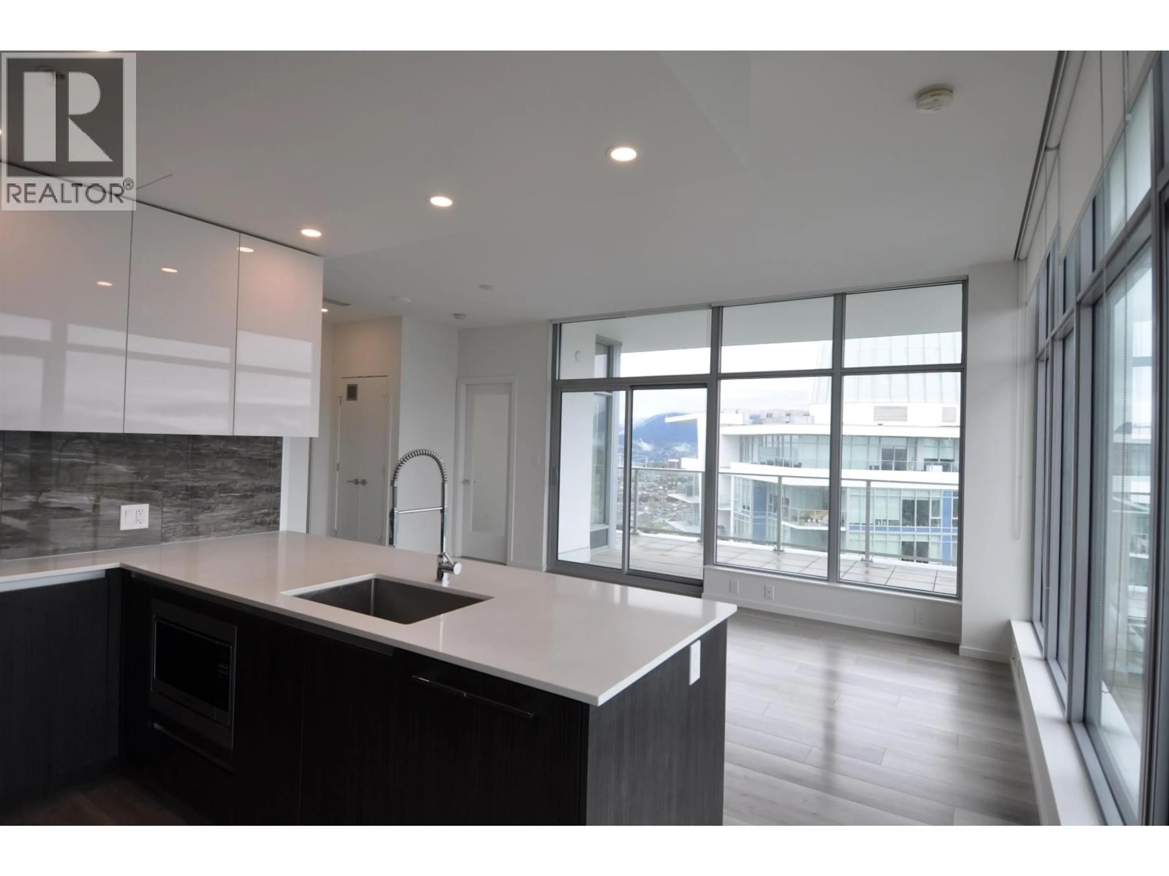 Open concept kitchen, ceramic/tile floor for 4401 - 1888 GILMORE AVENUE, Burnaby British Columbia V5C0L2