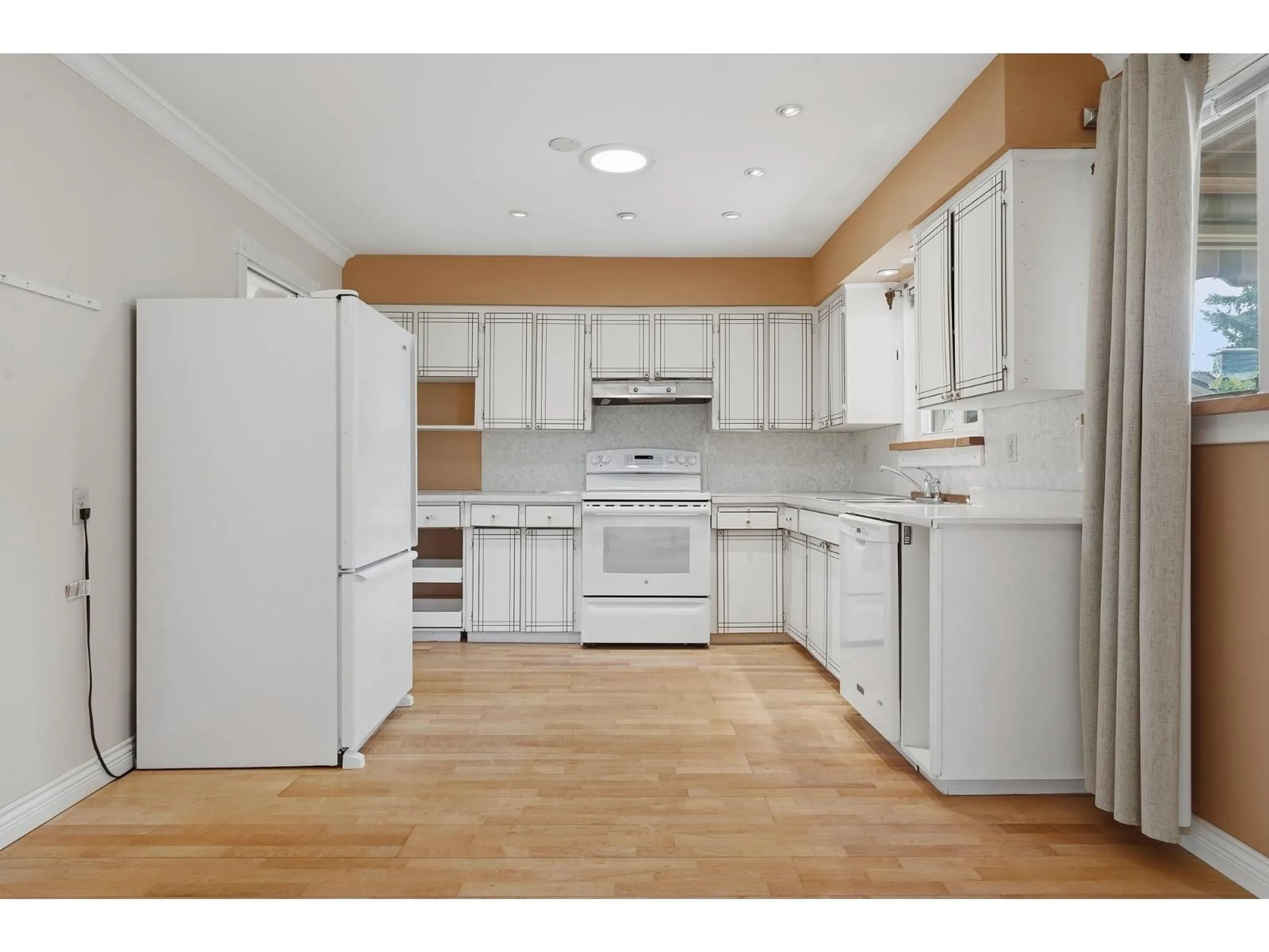 Standard kitchen, wood/laminate floor for 11411 78 AVENUE, Delta British Columbia V4C1P1