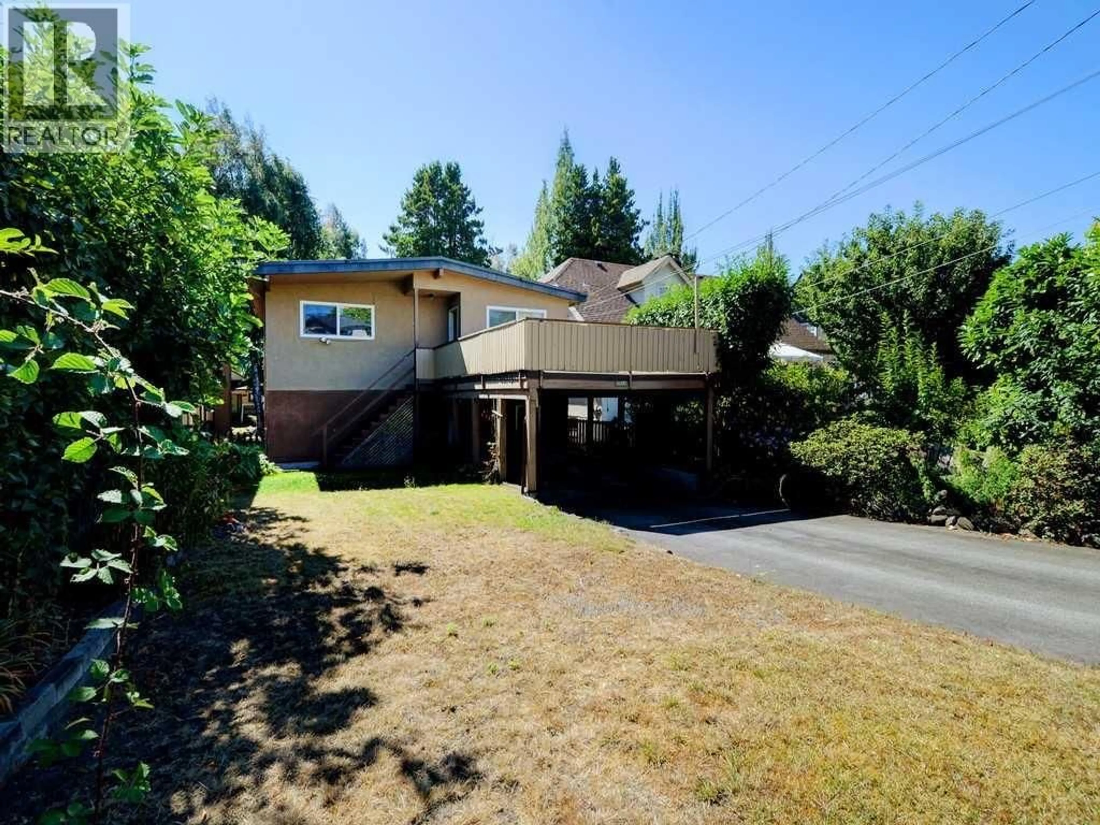 A pic from outside/outdoor area/front of a property/back of a property/a pic from drone, street for 2941 42ND AVENUE, Vancouver British Columbia V6N3G8