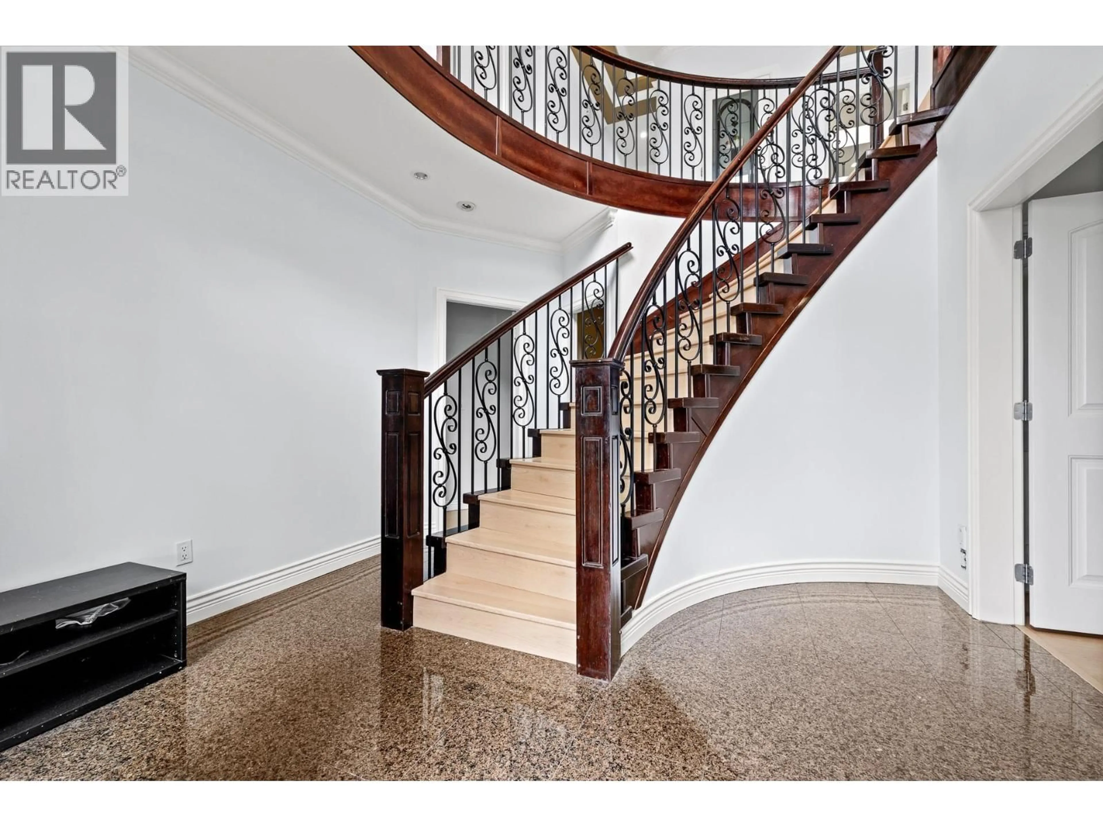 Indoor foyer for 4581 PARKER STREET, Burnaby British Columbia V5C3E1