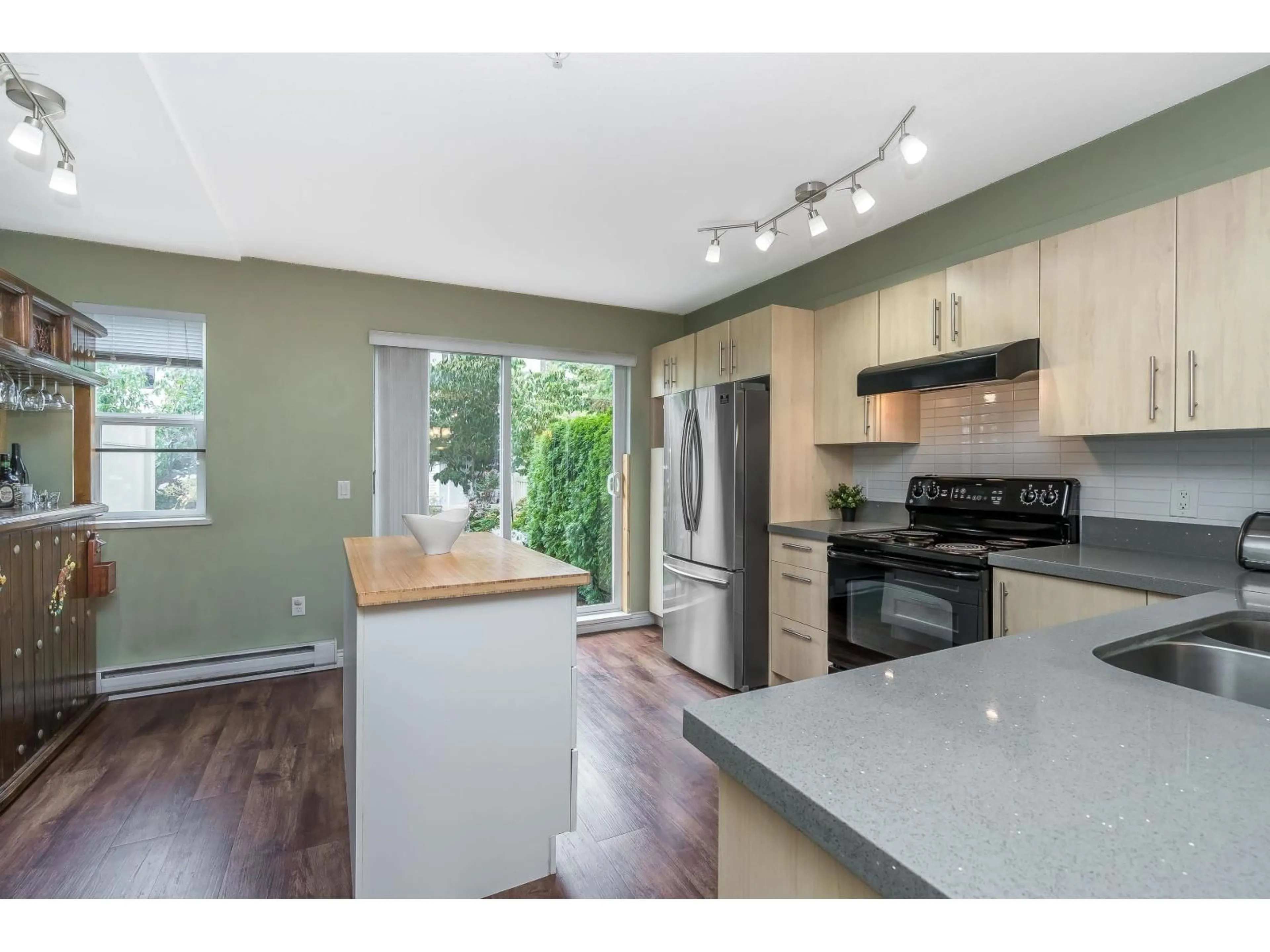 Open concept kitchen, wood/laminate floor for 33 - 20875 80 AVENUE, Langley British Columbia V2Y2Y1