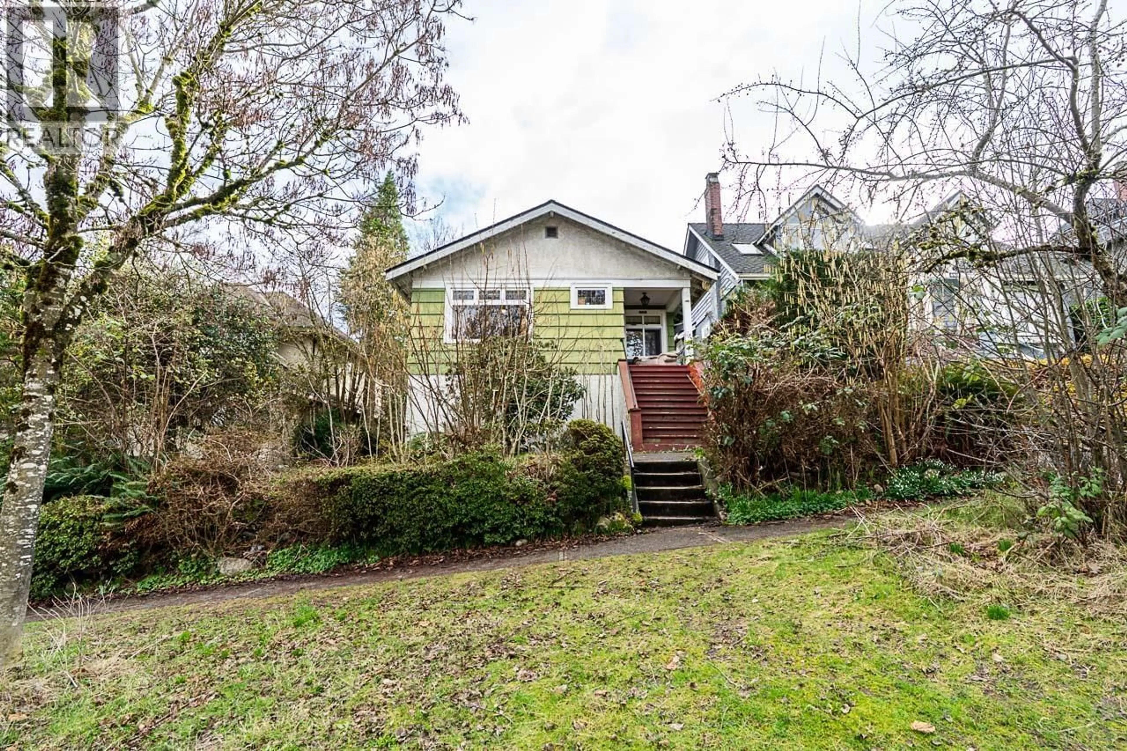 A pic from outside/outdoor area/front of a property/back of a property/a pic from drone, street for 4534 5TH AVENUE, Vancouver British Columbia V6R1S8