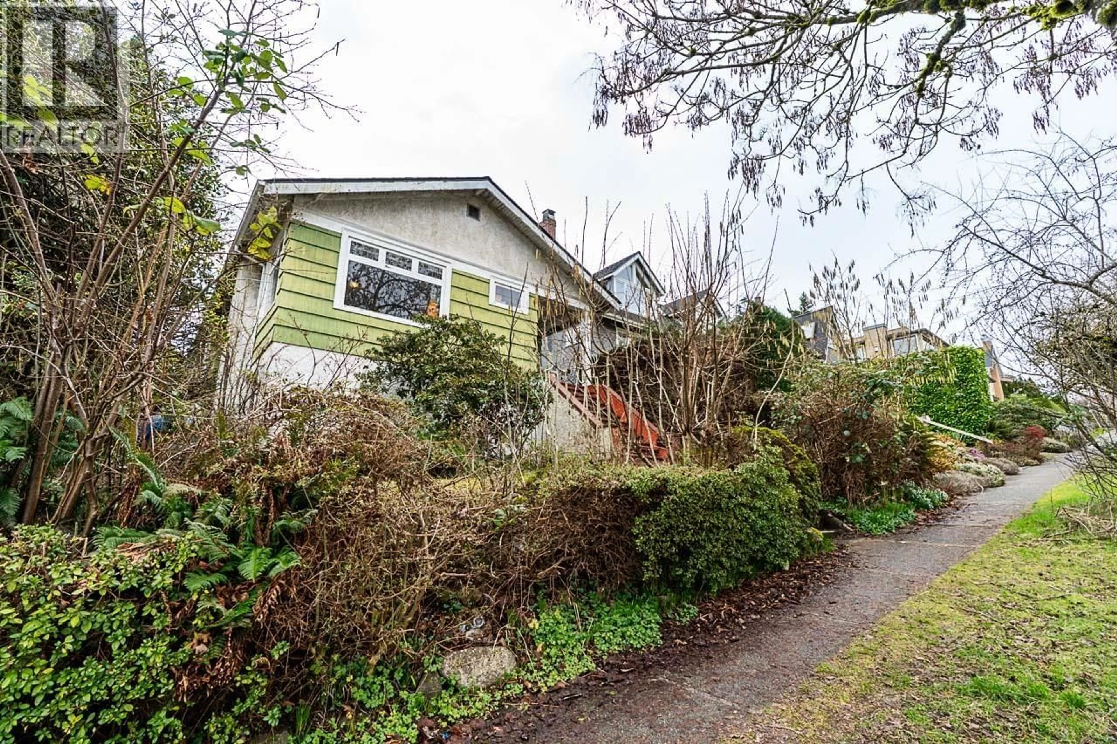 A pic from outside/outdoor area/front of a property/back of a property/a pic from drone, street for 4534 5TH AVENUE, Vancouver British Columbia V6R1S8