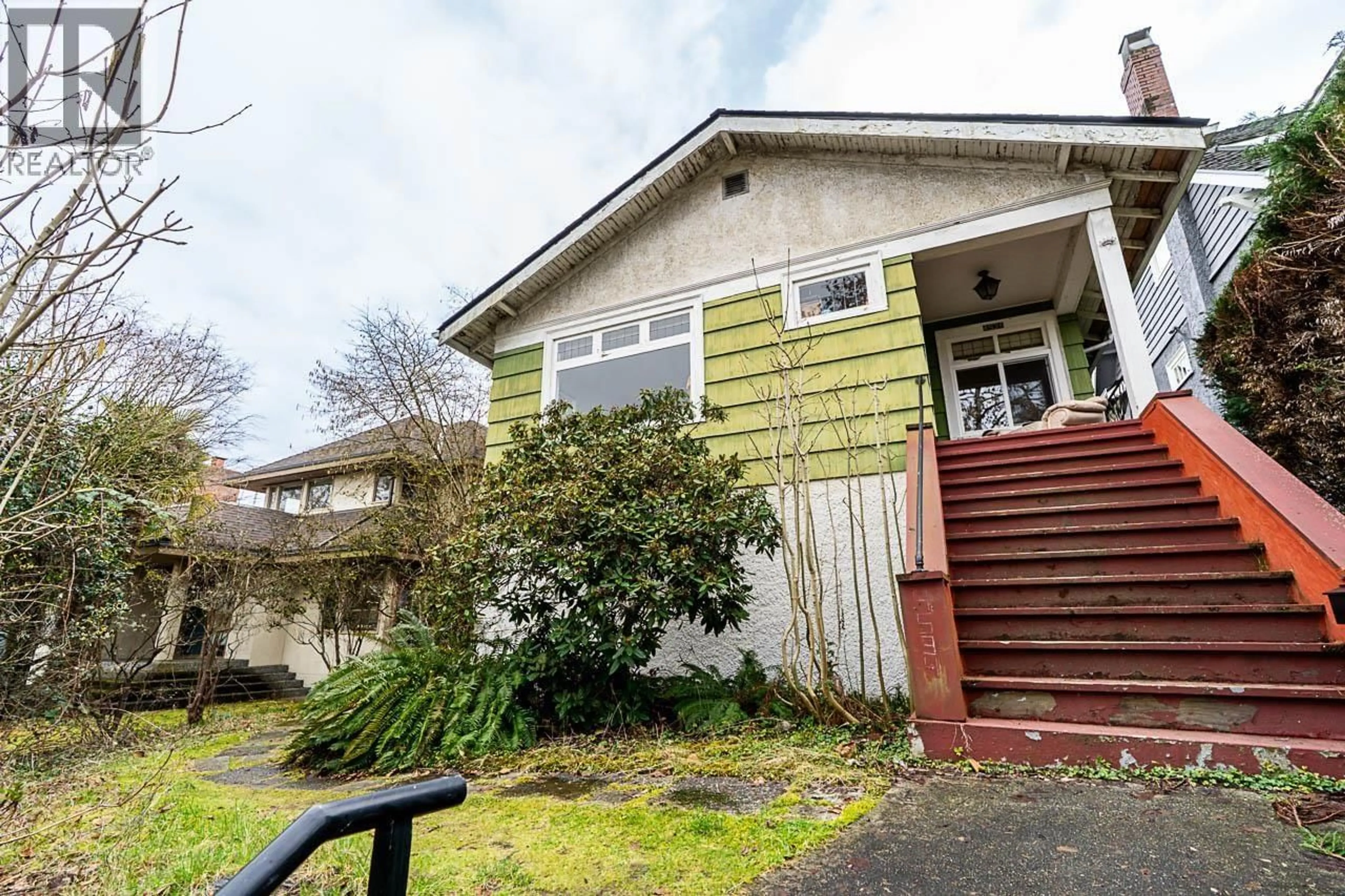 A pic from outside/outdoor area/front of a property/back of a property/a pic from drone, street for 4534 5TH AVENUE, Vancouver British Columbia V6R1S8