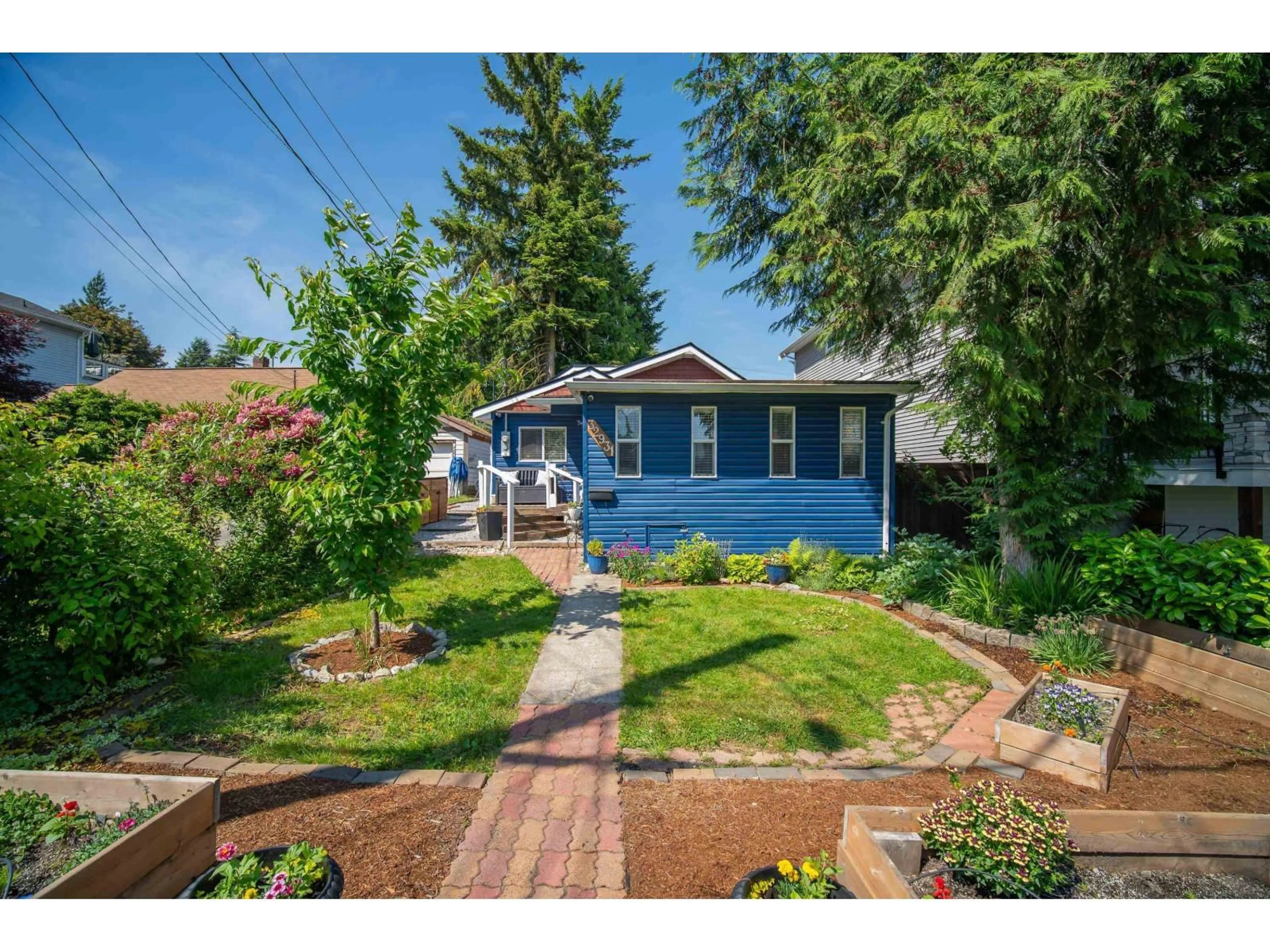 A pic from outside/outdoor area/front of a property/back of a property/a pic from drone, street for 32931 1 AVENUE, Mission British Columbia V2V1E9