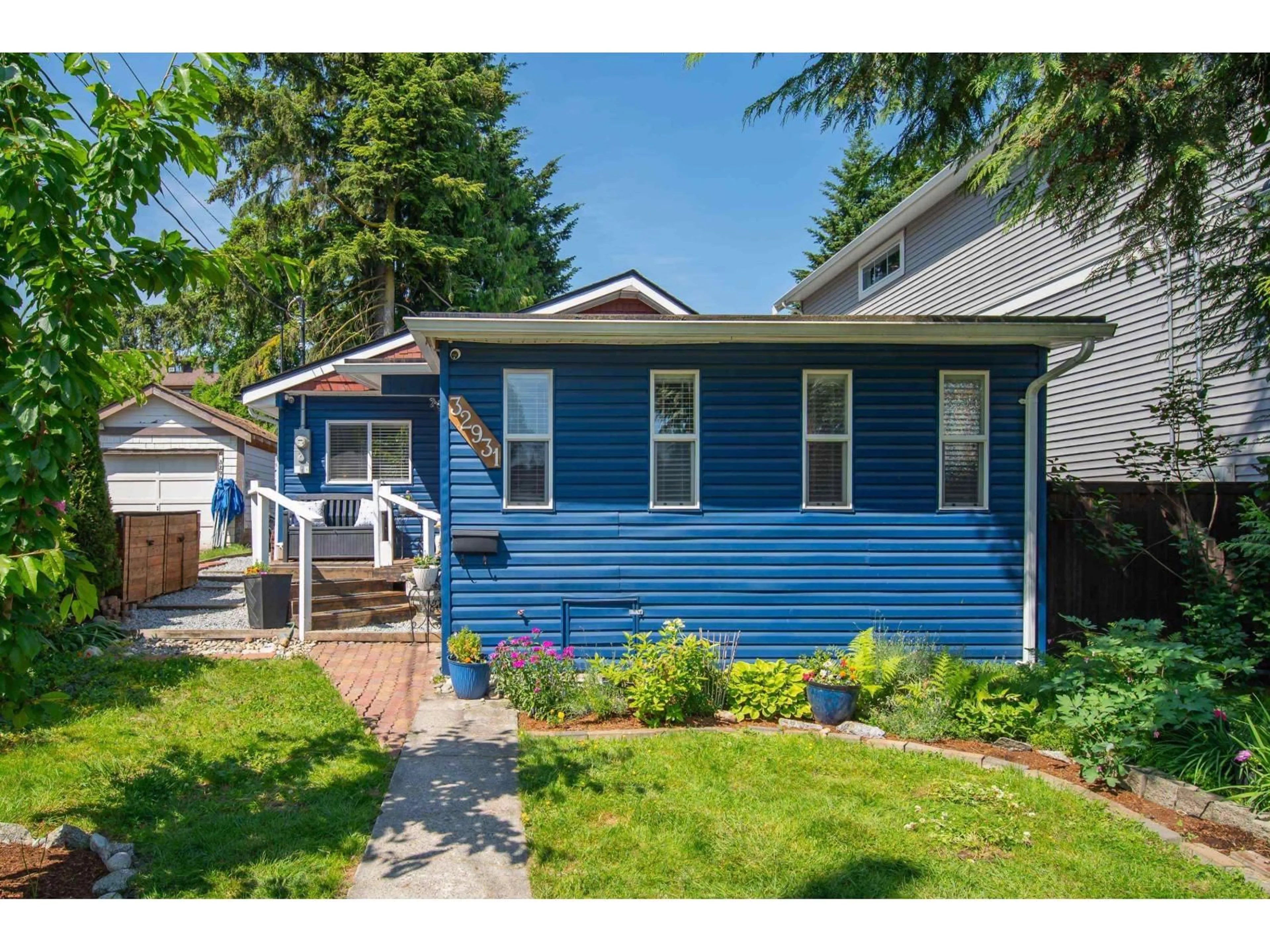 Home with vinyl exterior material, street for 32931 1 AVENUE, Mission British Columbia V2V1E9
