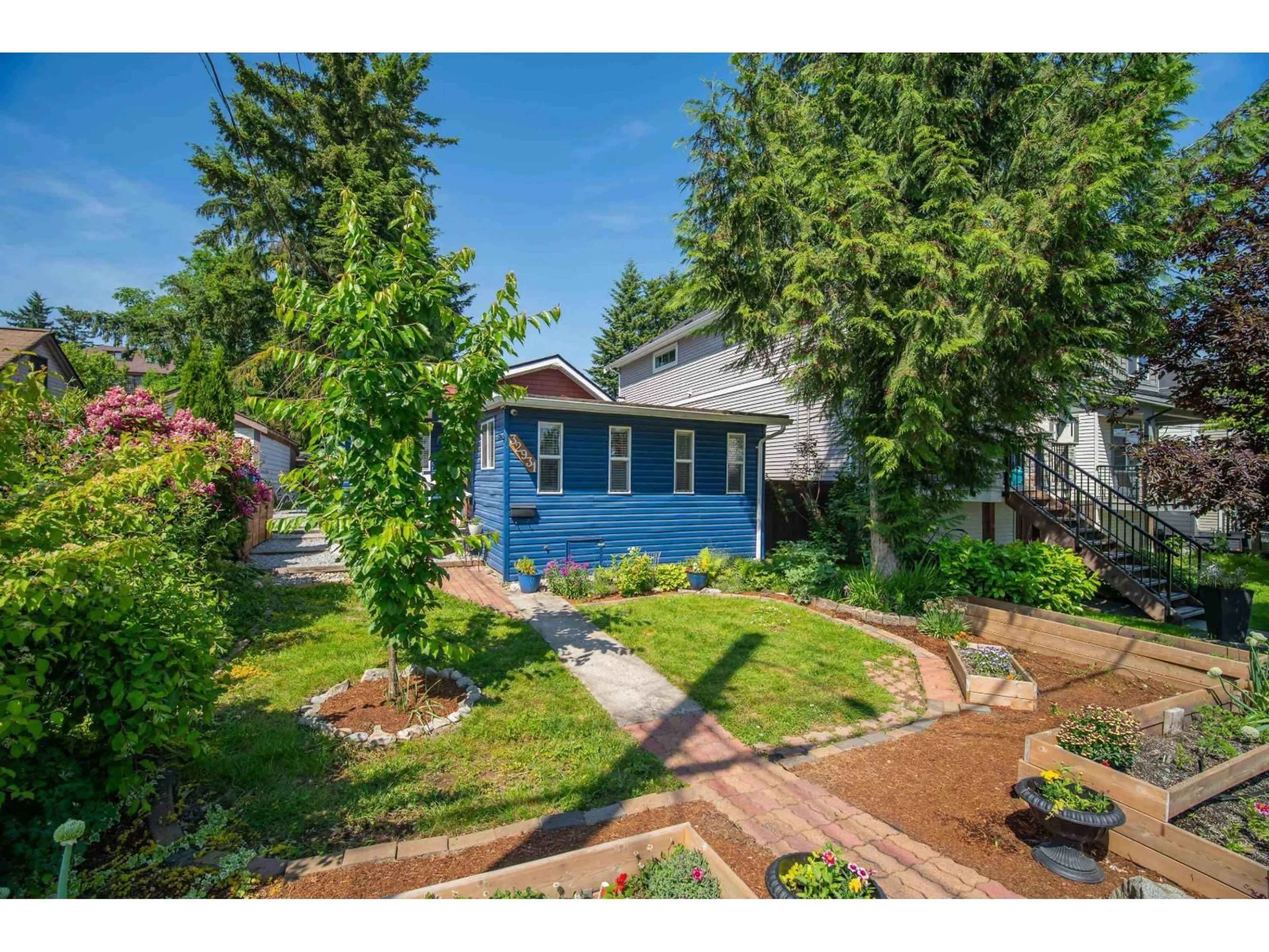 A pic from outside/outdoor area/front of a property/back of a property/a pic from drone, street for 32931 1 AVENUE, Mission British Columbia V2V1E9