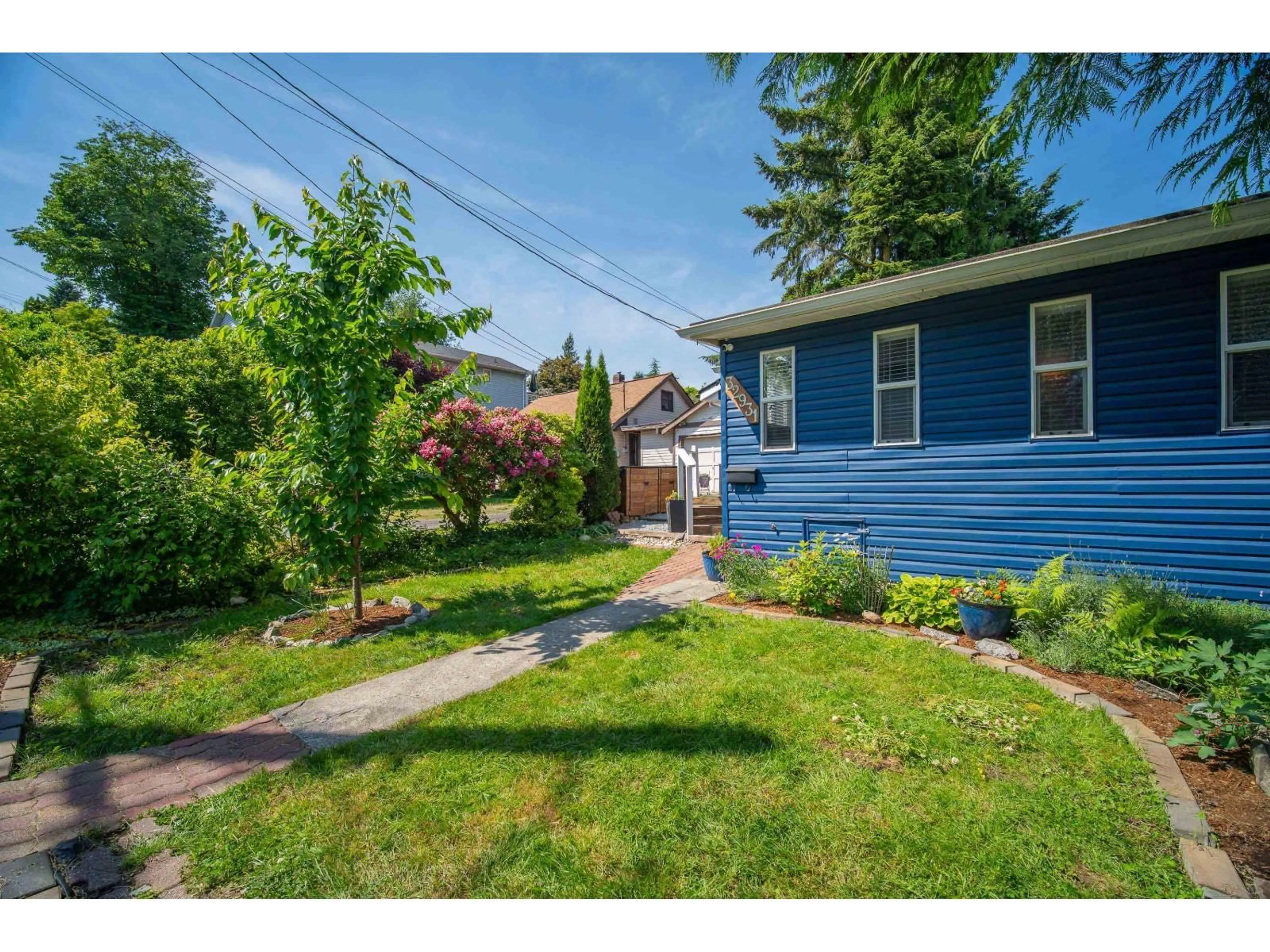 A pic from outside/outdoor area/front of a property/back of a property/a pic from drone, street for 32931 1 AVENUE, Mission British Columbia V2V1E9