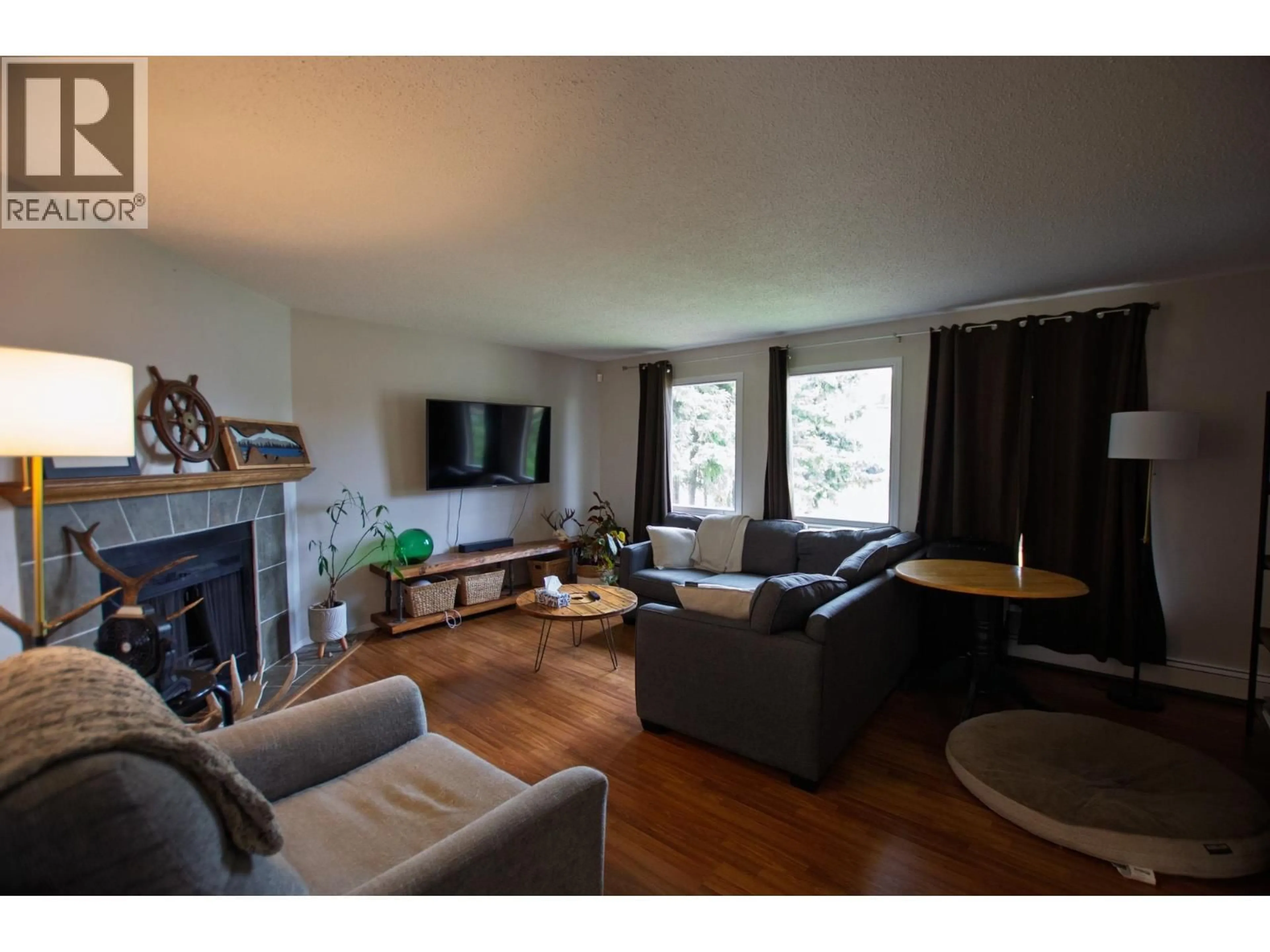 Living room with furniture, wood/laminate floor for 3175 WALLACE CRESCENT, Prince George British Columbia V2K3V5