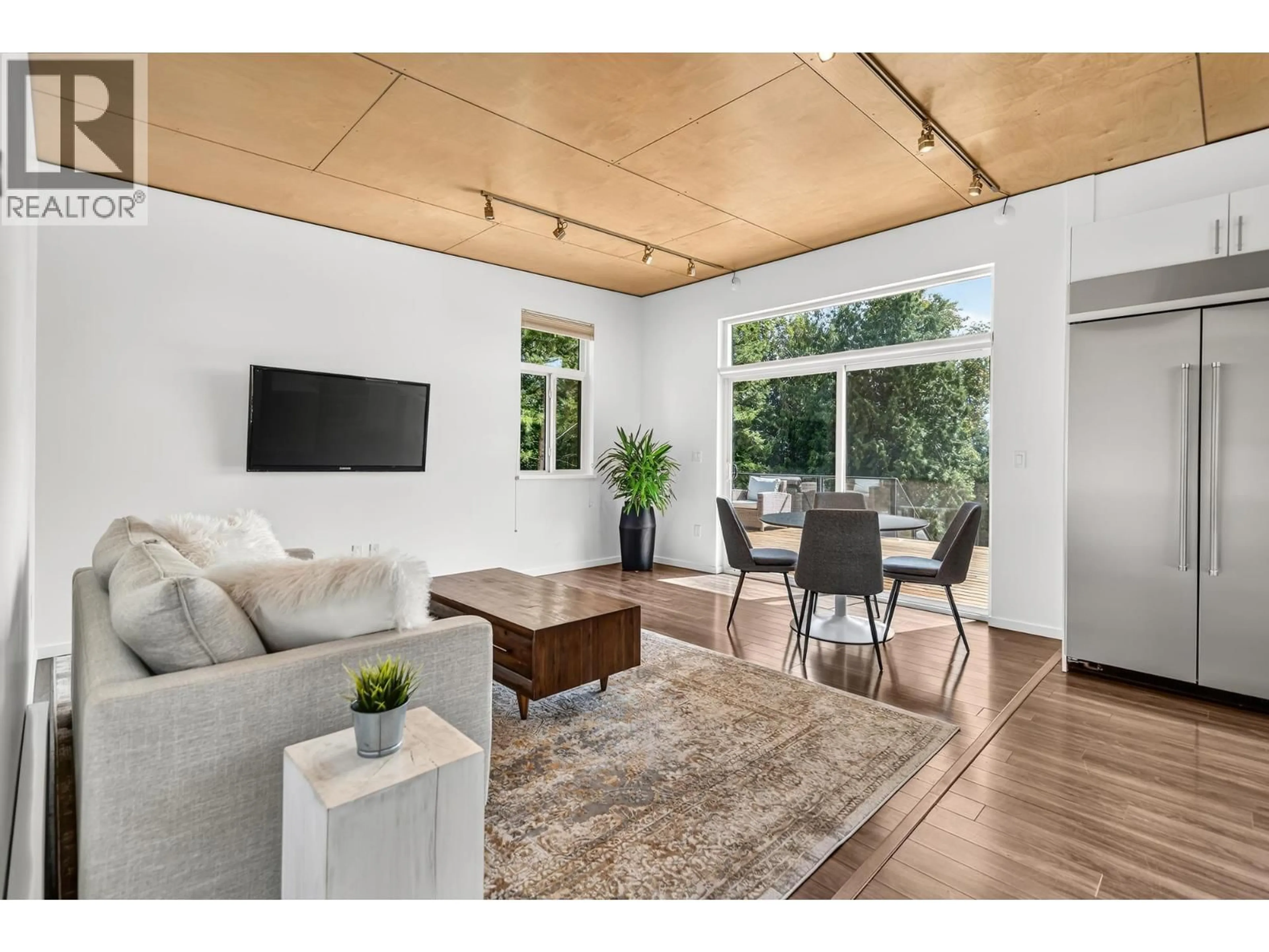 Living room with furniture, wood/laminate floor for 604 WOODLAND AVENUE, Gibsons British Columbia V0N1V1