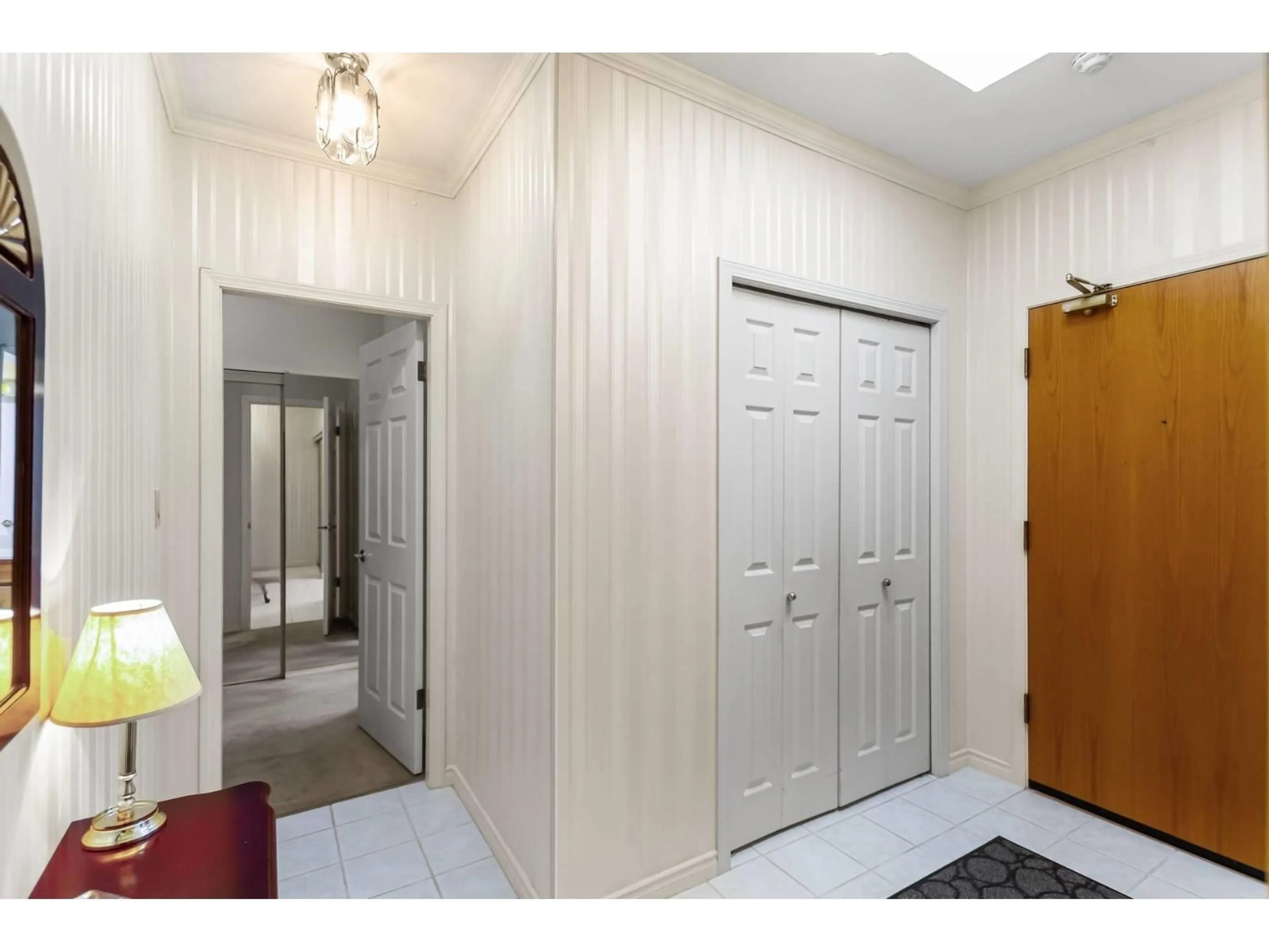 Indoor entryway for 313 - 15300 17 AVENUE, Surrey British Columbia V4A8Y6