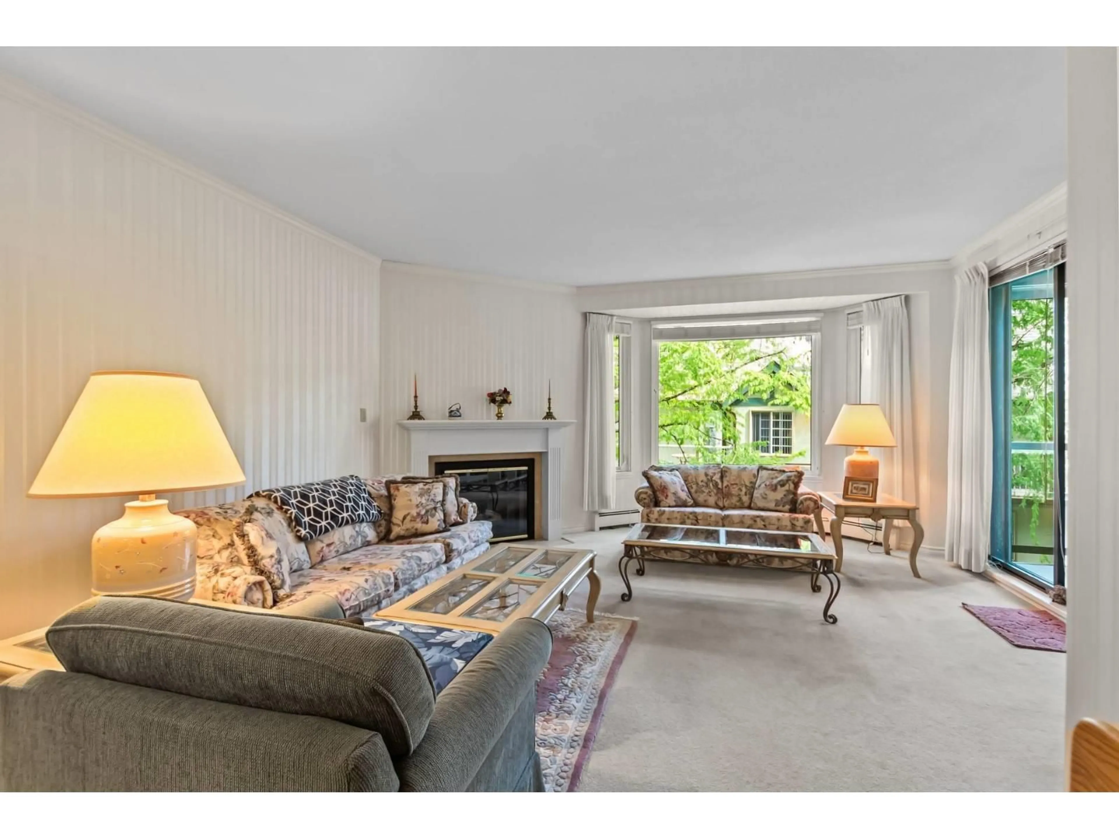 Living room with furniture, carpet floor for 313 - 15300 17 AVENUE, Surrey British Columbia V4A8Y6