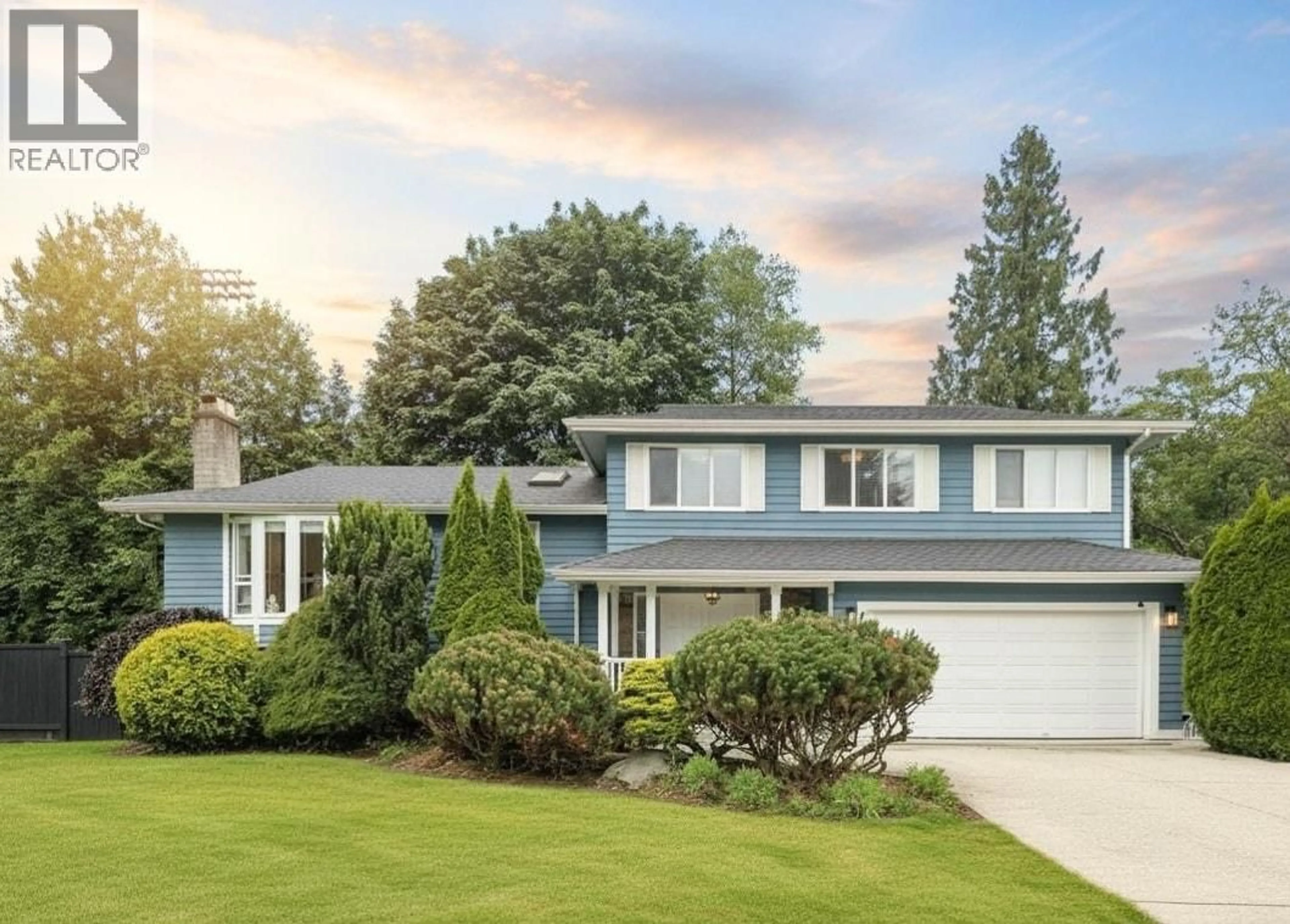 Home with vinyl exterior material, street for 808 SIGNAL COURT, Coquitlam British Columbia V3J7N7